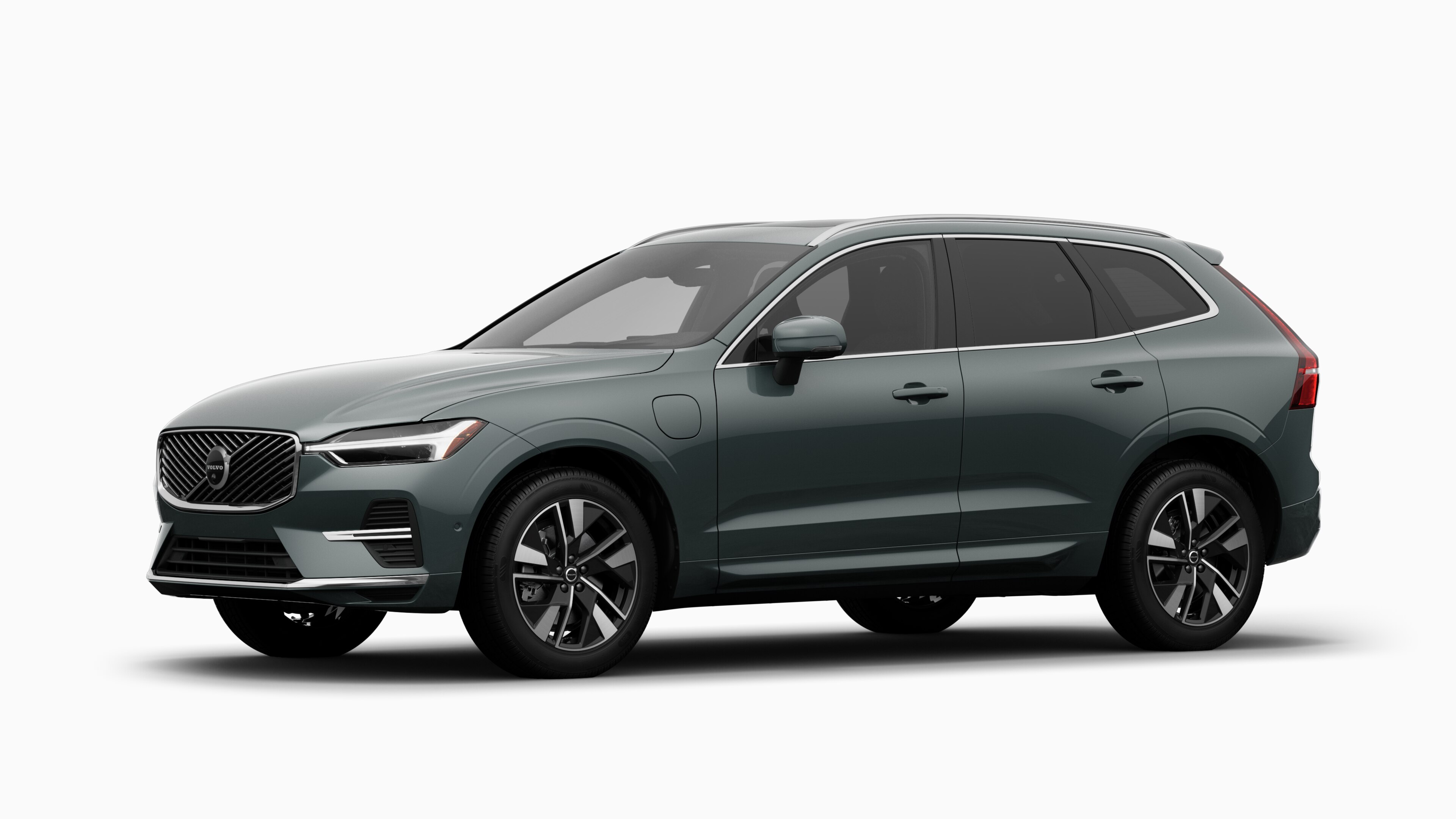 Exterior del vehículo Volvo en vista de tres cuartos, fondo de estudio liso.