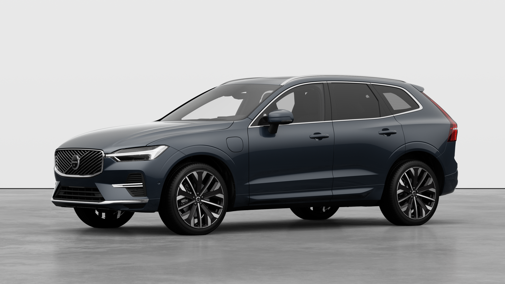 Extérieur d’une Volvo vue de trois quarts, arrière-plan uni d’un studio.