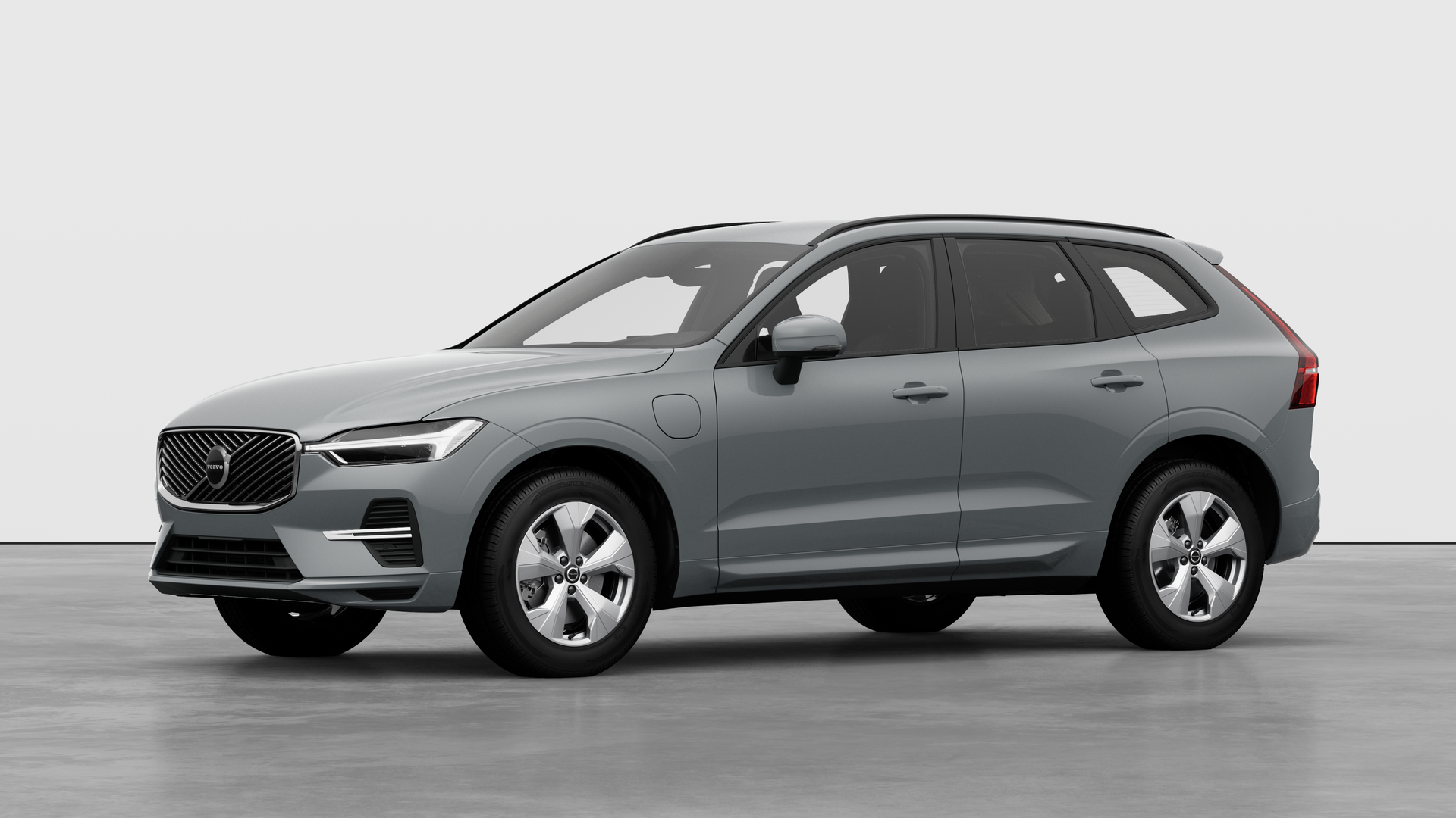 Extérieur d’une Volvo vue de trois quarts, arrière-plan uni d’un studio.