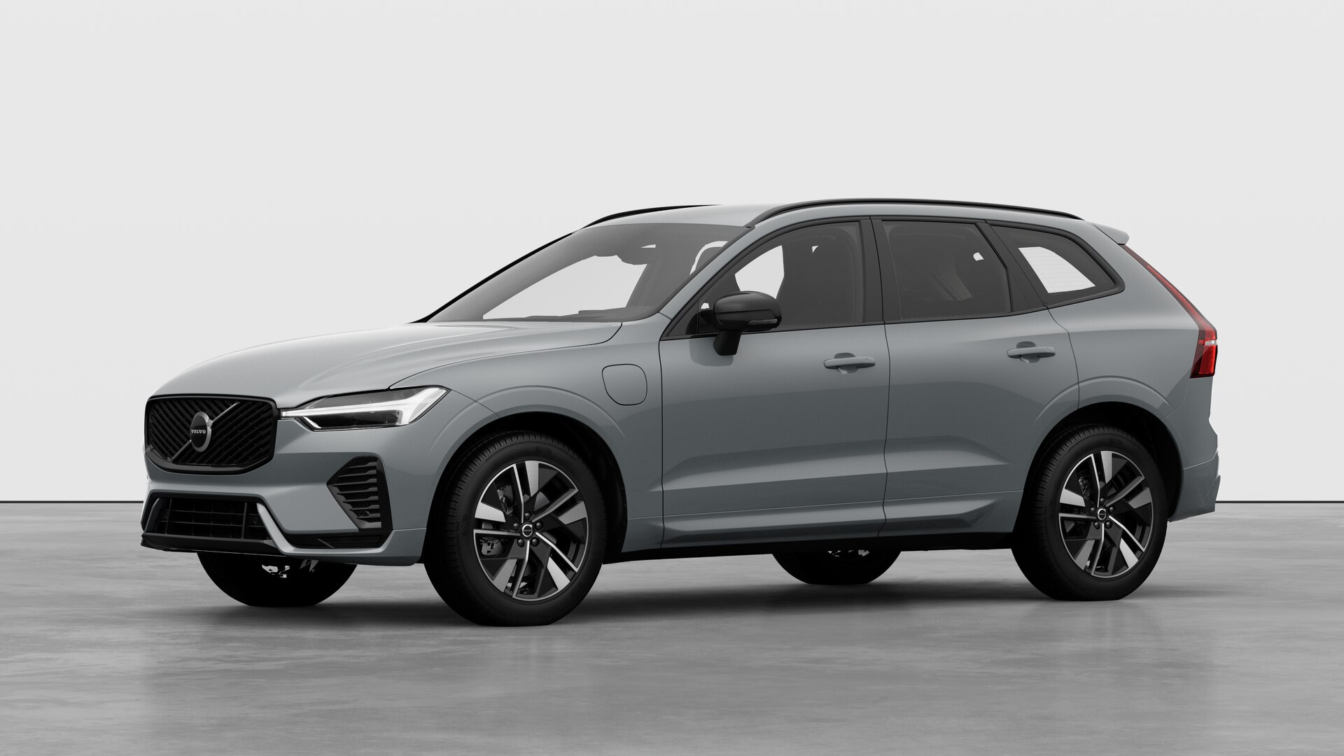 Extérieur d’une Volvo vue de trois quarts, arrière-plan uni d’un studio.