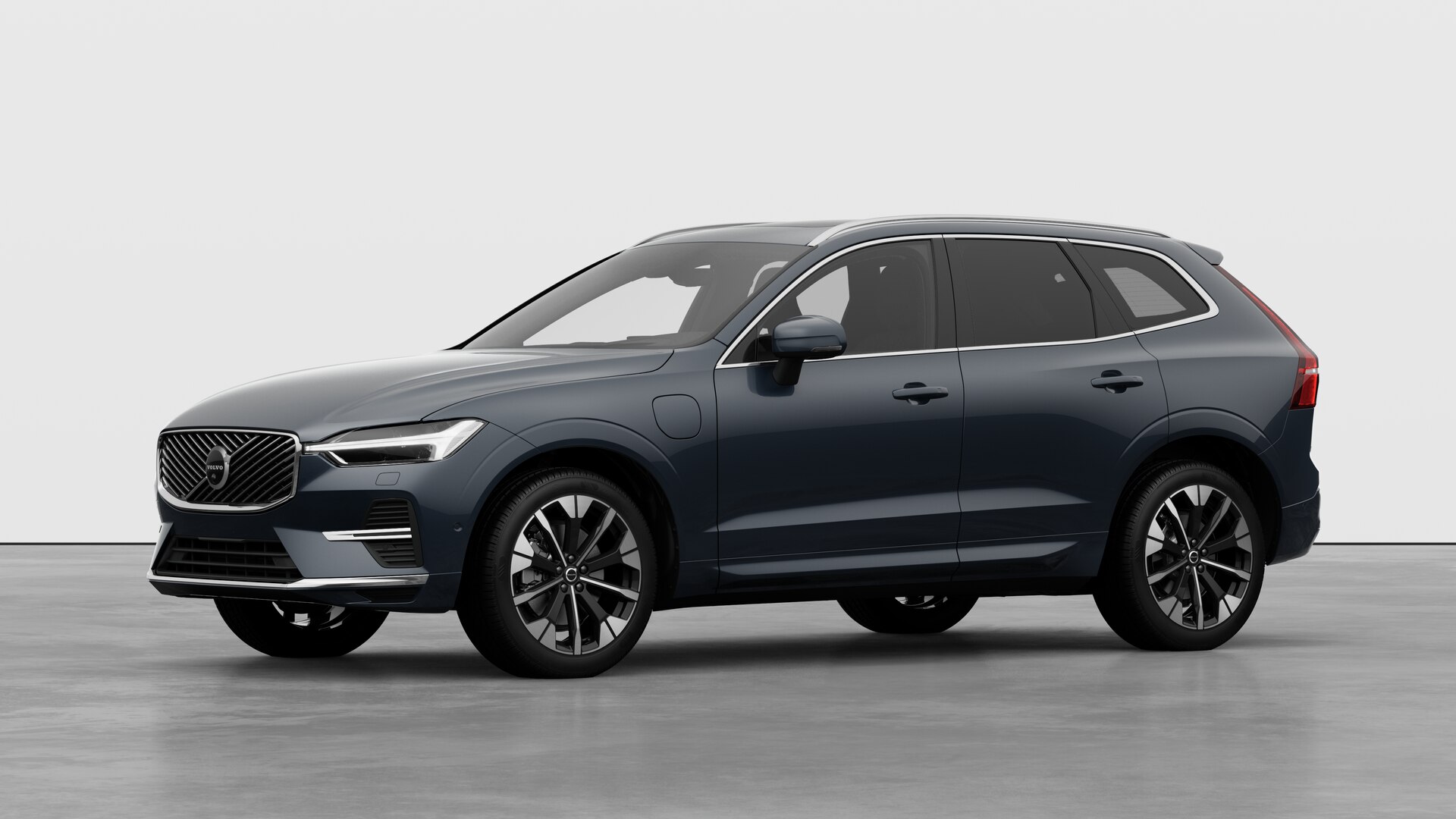 Extérieur d’une Volvo vue de trois quarts, arrière-plan uni d’un studio.