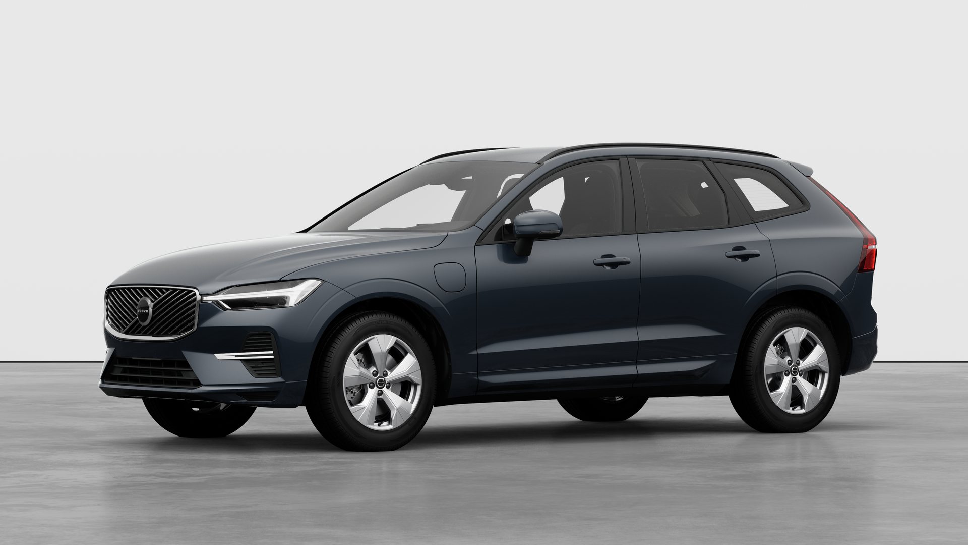 Extérieur d’une Volvo vue de trois quarts, arrière-plan uni d’un studio.