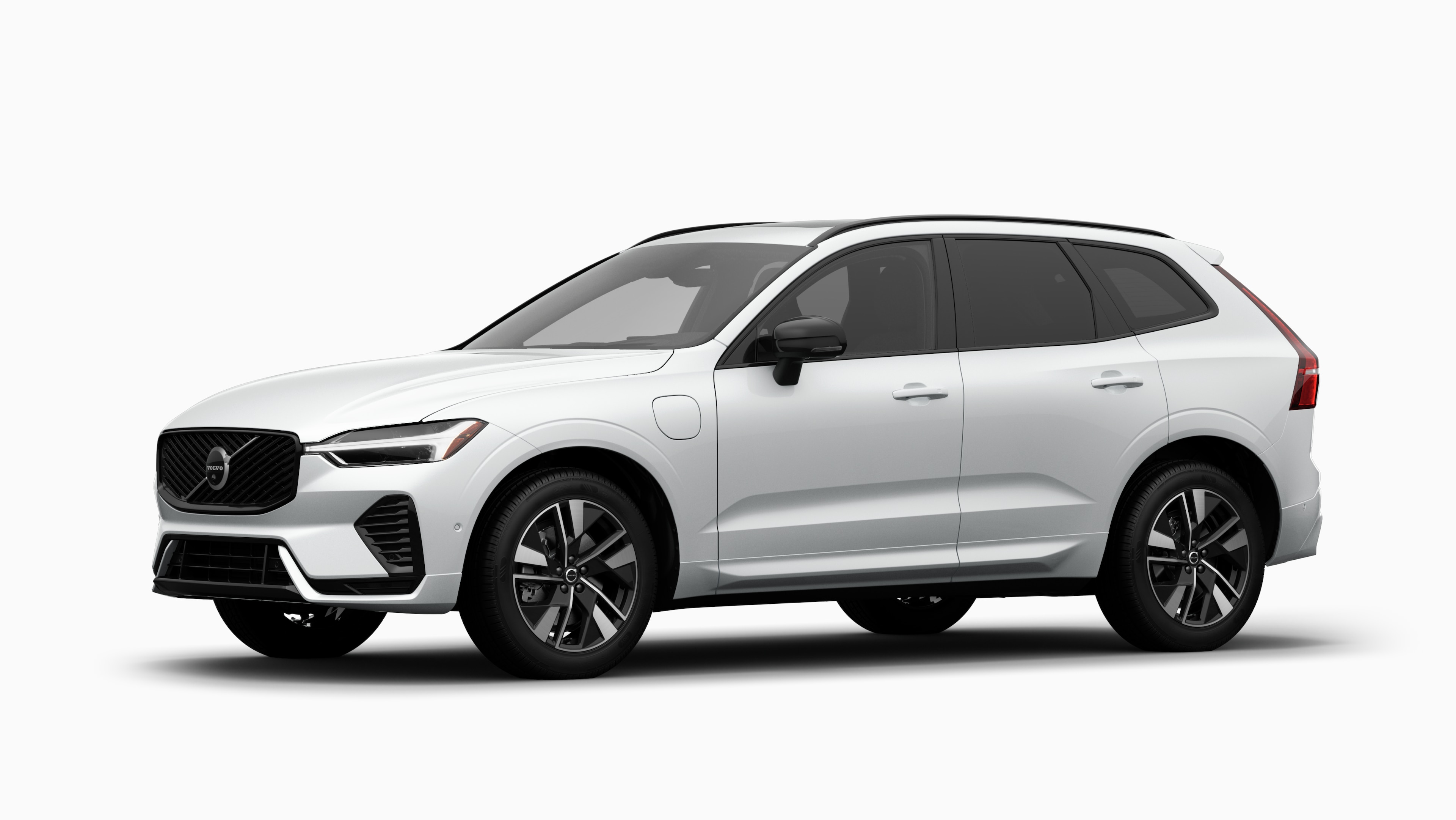 L’extérieur d’une voiture Volvo vue de trois quarts, sur un fond de studio uni.