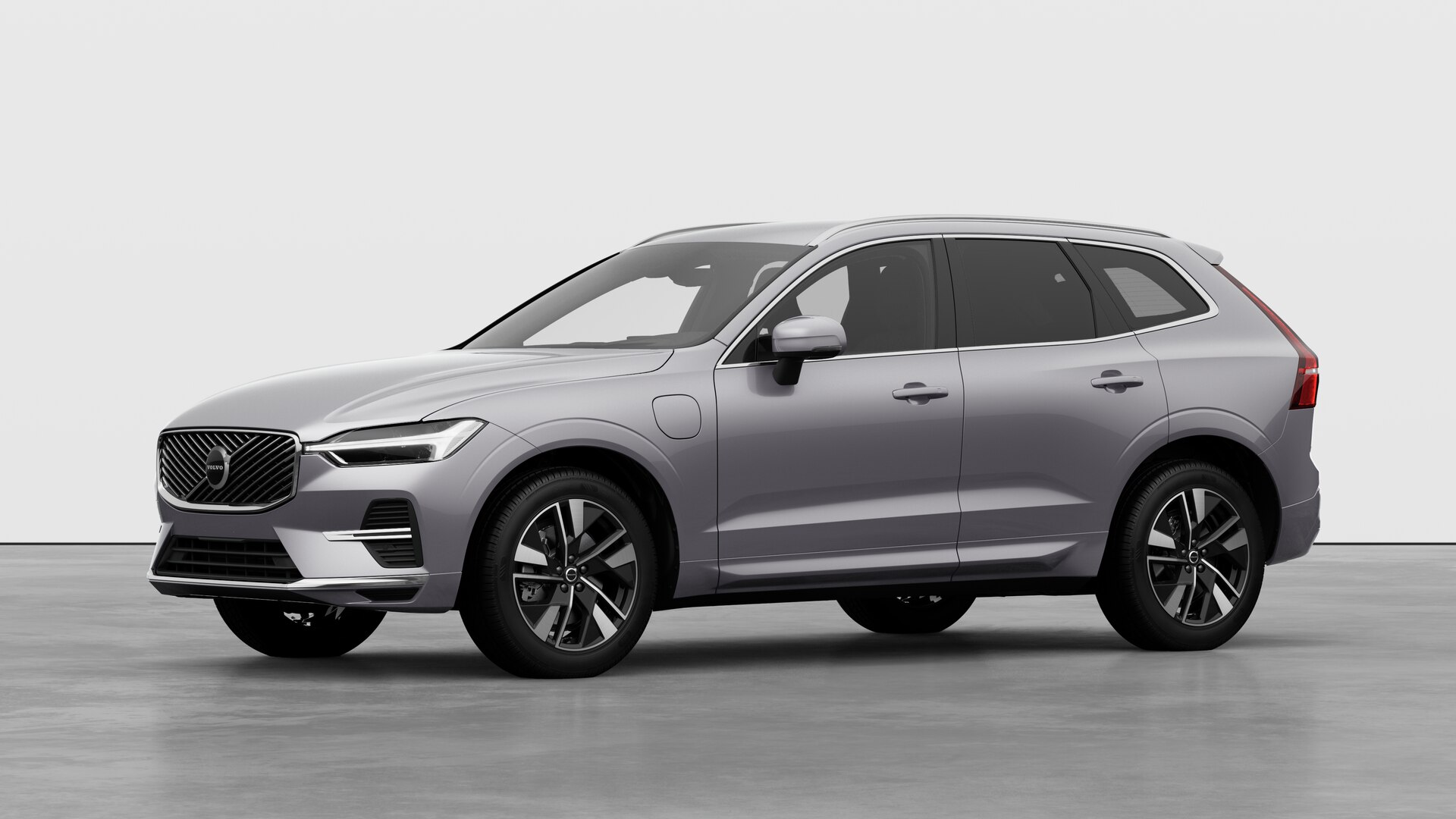 Extérieur d’une Volvo vue de trois quarts, arrière-plan uni d’un studio.