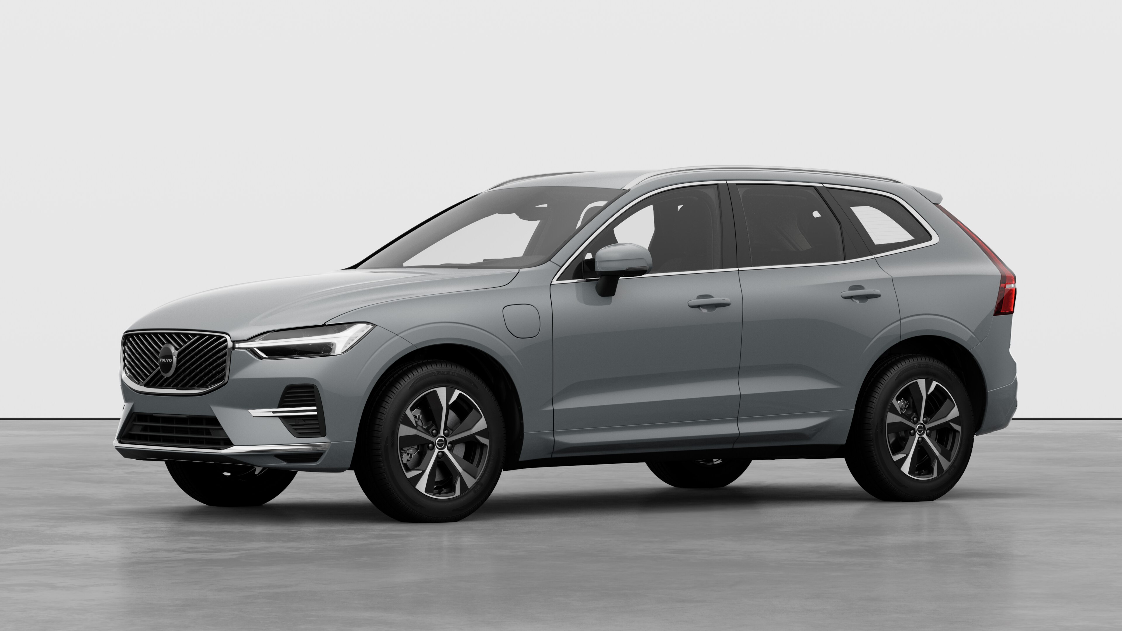 Extérieur d’une Volvo vue de trois quarts, arrière-plan uni d’un studio.