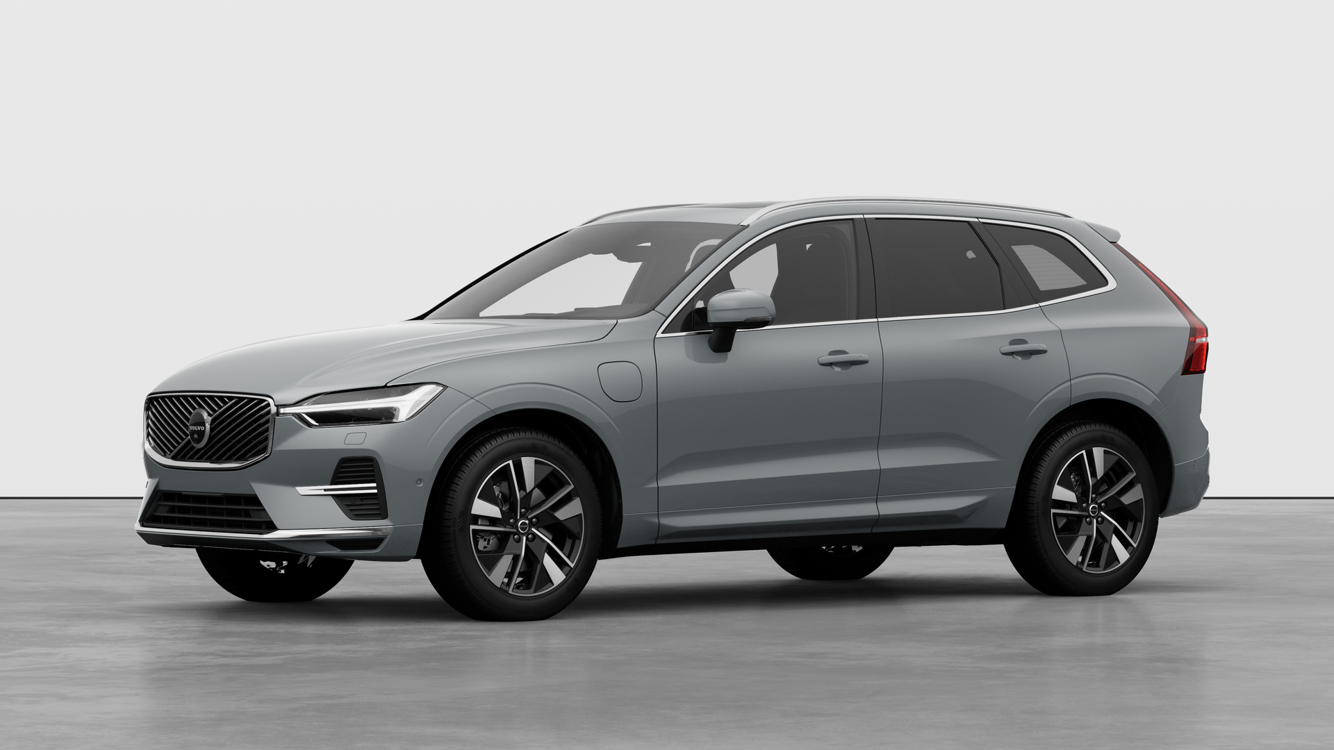 Extérieur d’une Volvo vue de trois quarts, arrière-plan uni d’un studio.