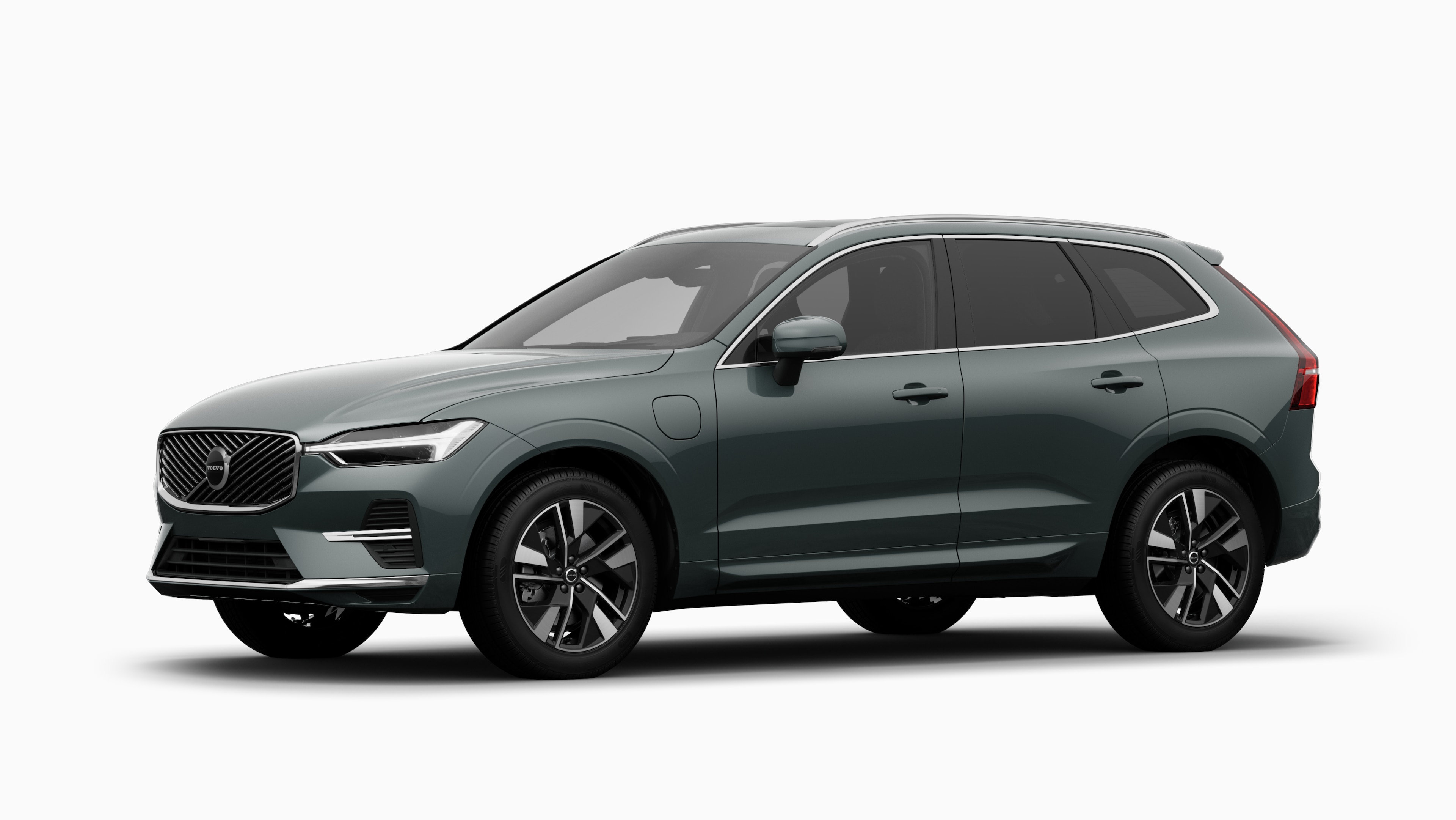 Exterior del vehículo Volvo en vista de tres cuartos, fondo de estudio liso.