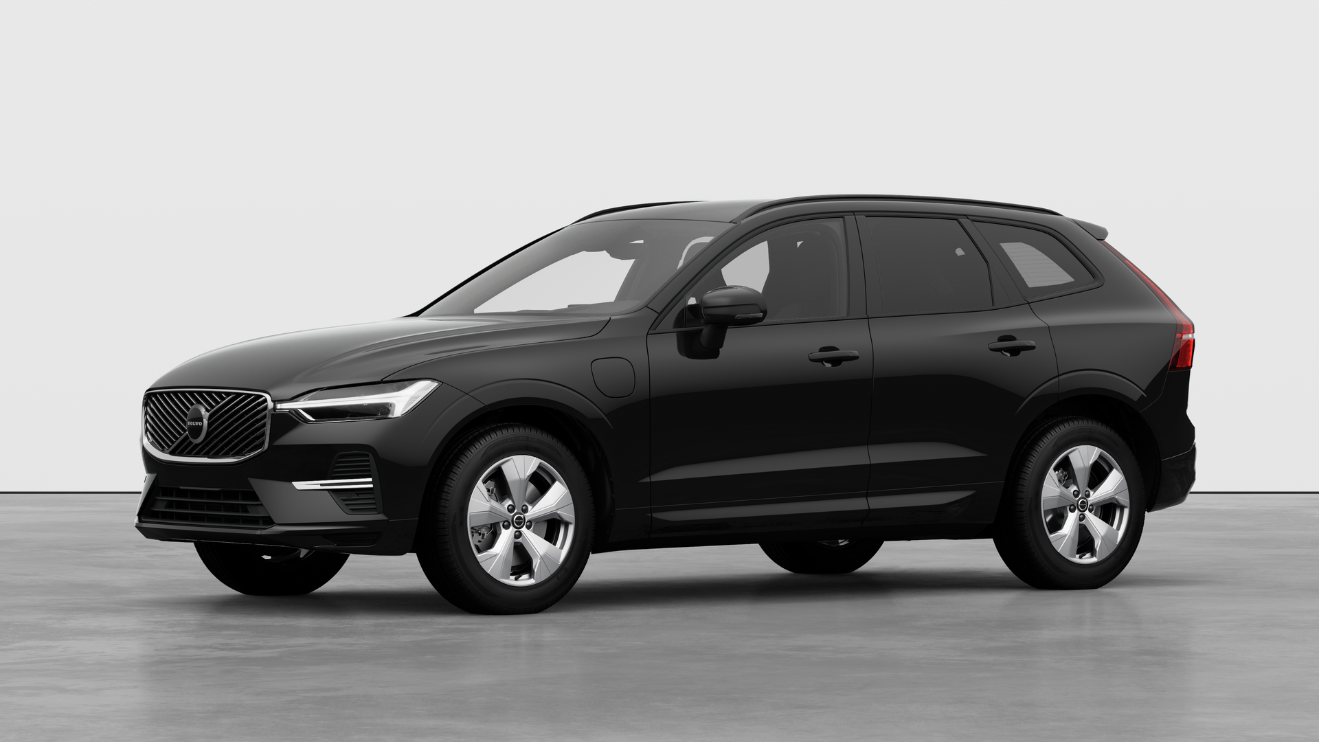 Extérieur d’une Volvo vue de trois quarts, arrière-plan uni d’un studio.
