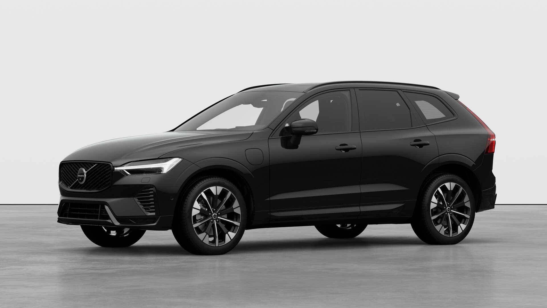 Extérieur d’une Volvo vue de trois quarts, arrière-plan uni d’un studio.