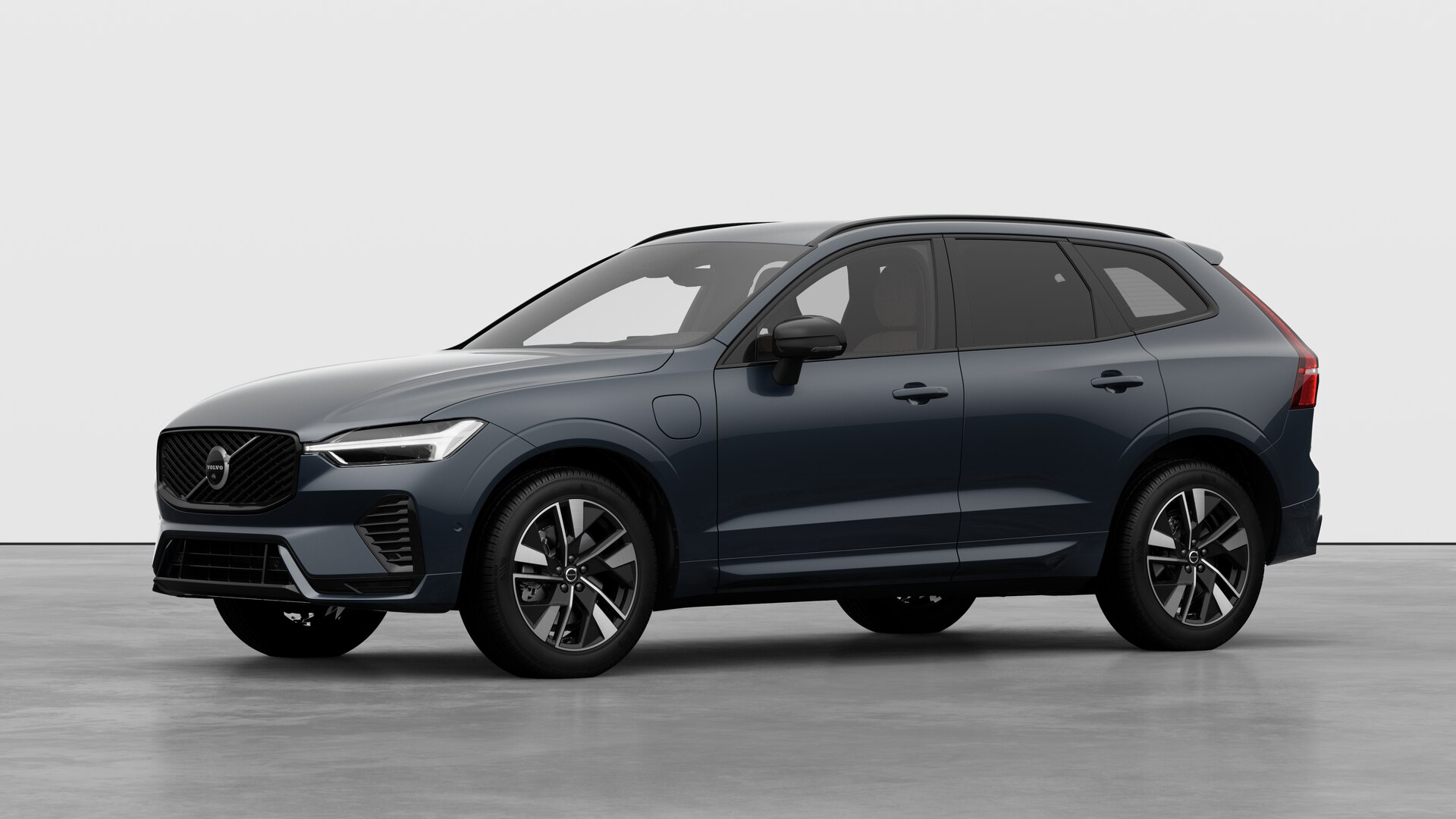 Extérieur d’une Volvo vue de trois quarts, arrière-plan uni d’un studio.