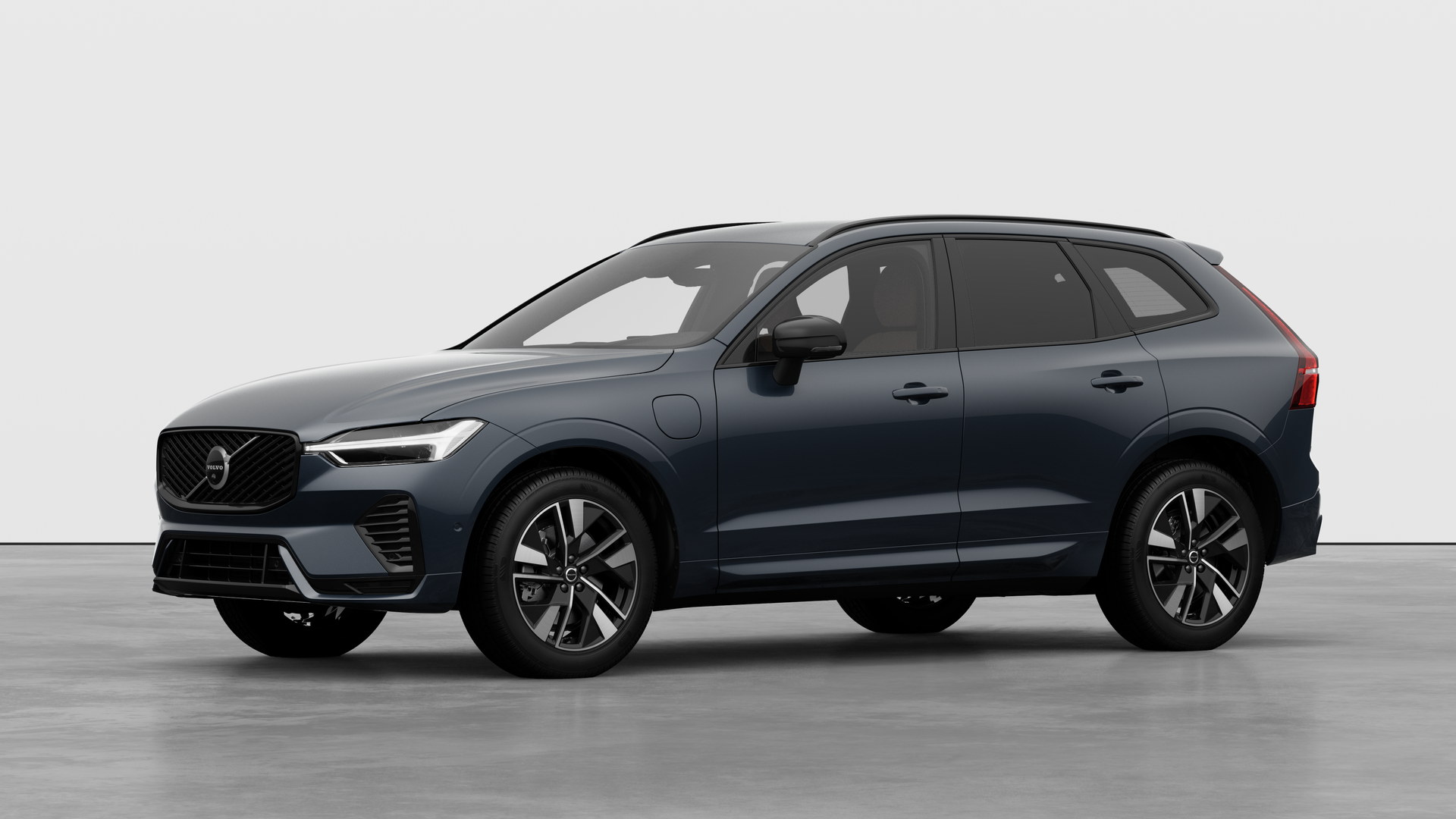 Extérieur d’une Volvo vue de trois quarts, arrière-plan uni d’un studio.