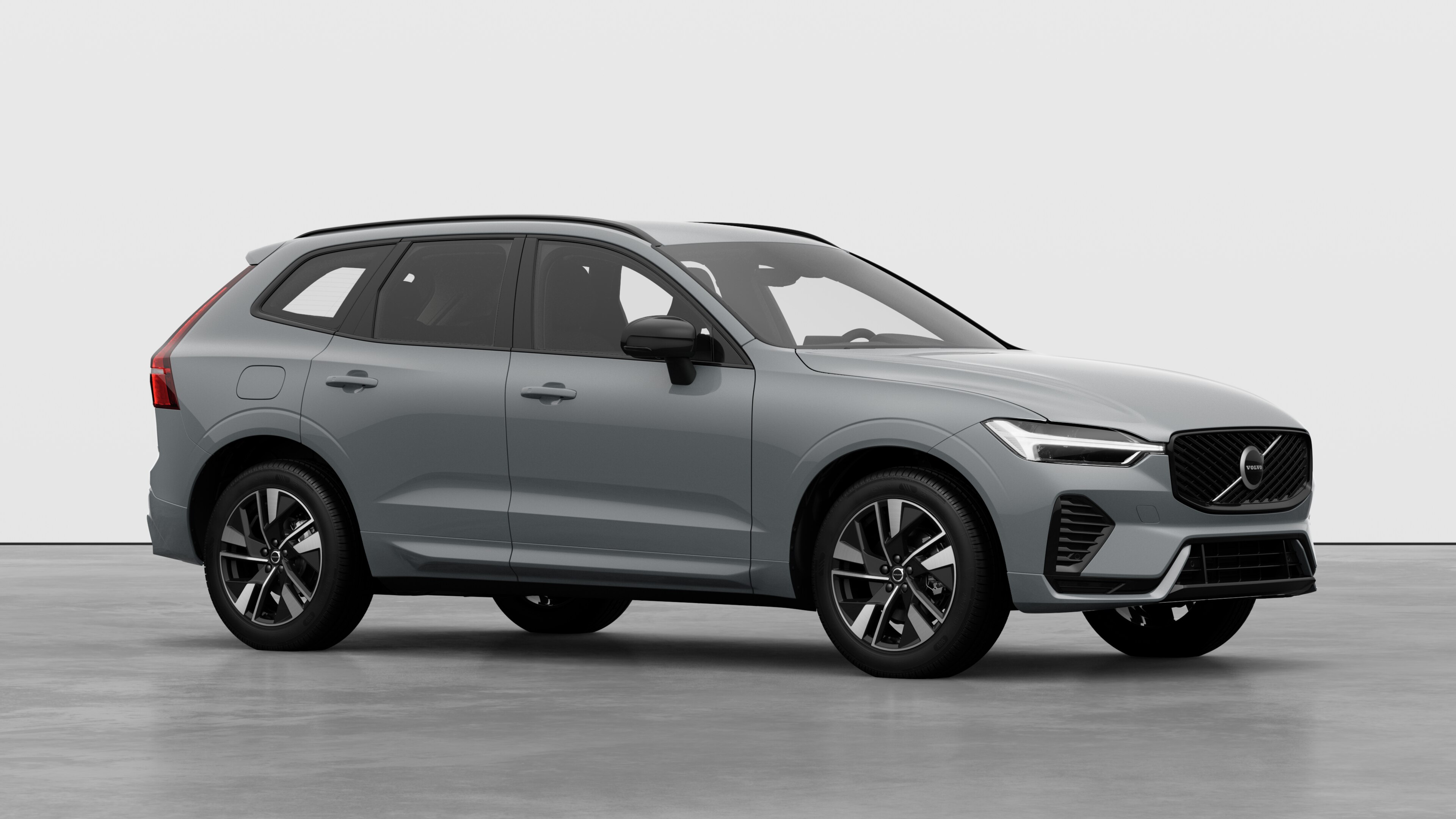 Volvo automašīnas ārpuse, trīs ceturtdaļu skats vienkāršā studijas fonā.