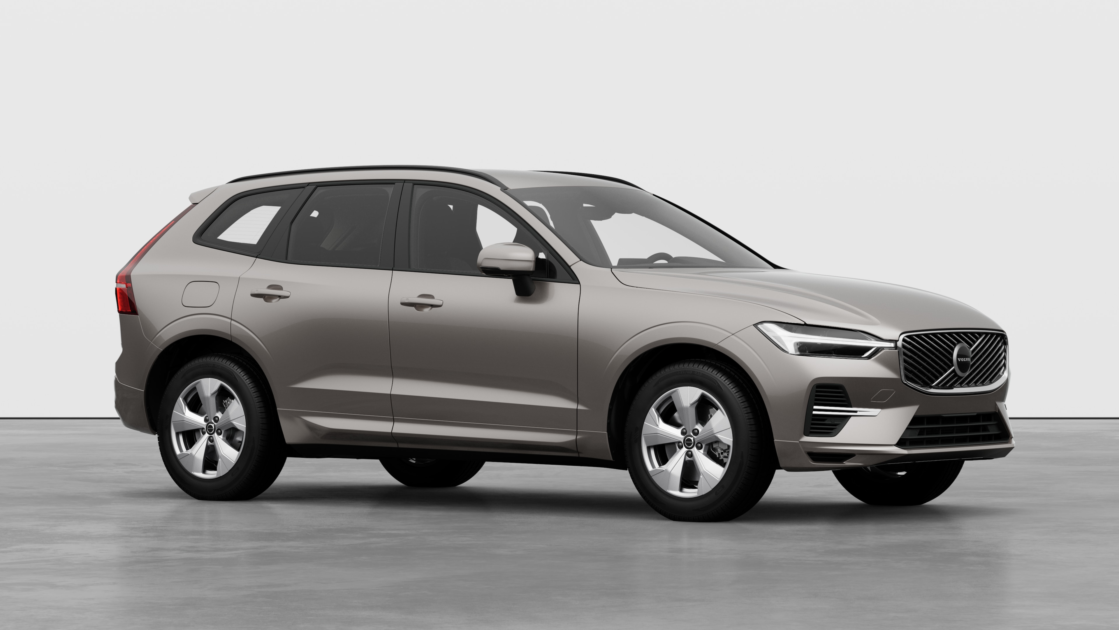 Esterno di un'auto Volvo, vista di tre quarti sullo sfondo di uno studio.