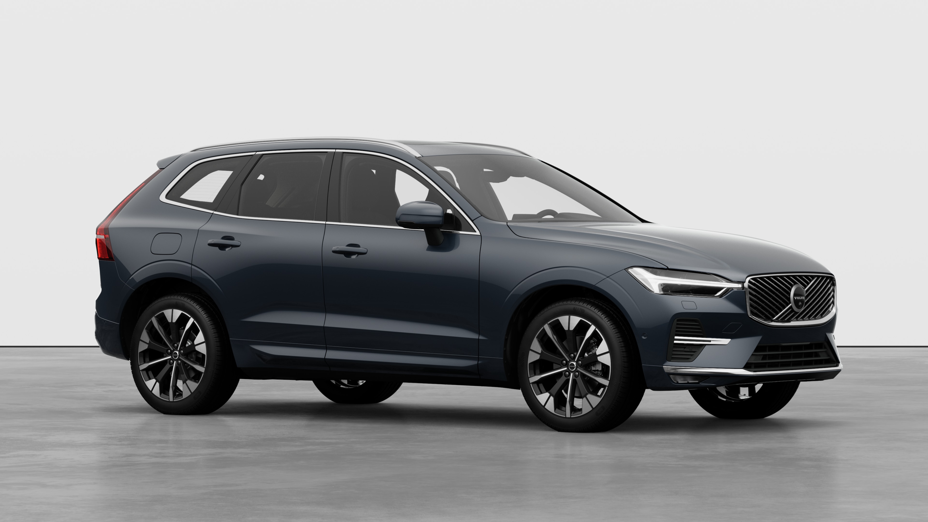 Esterno di un'auto Volvo, vista di tre quarti sullo sfondo di uno studio.