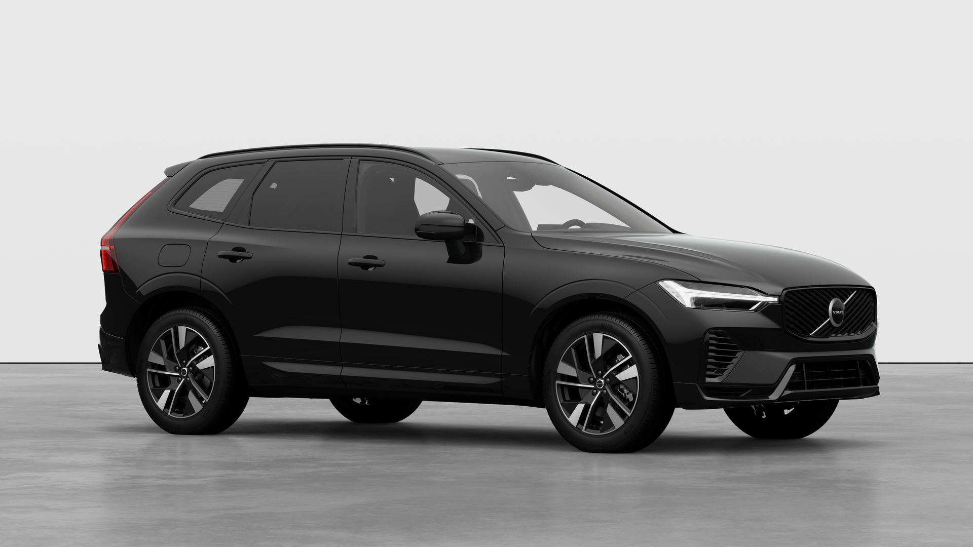 Extérieur d’une Volvo, vue de trois quarts sur un fond de studio uni.