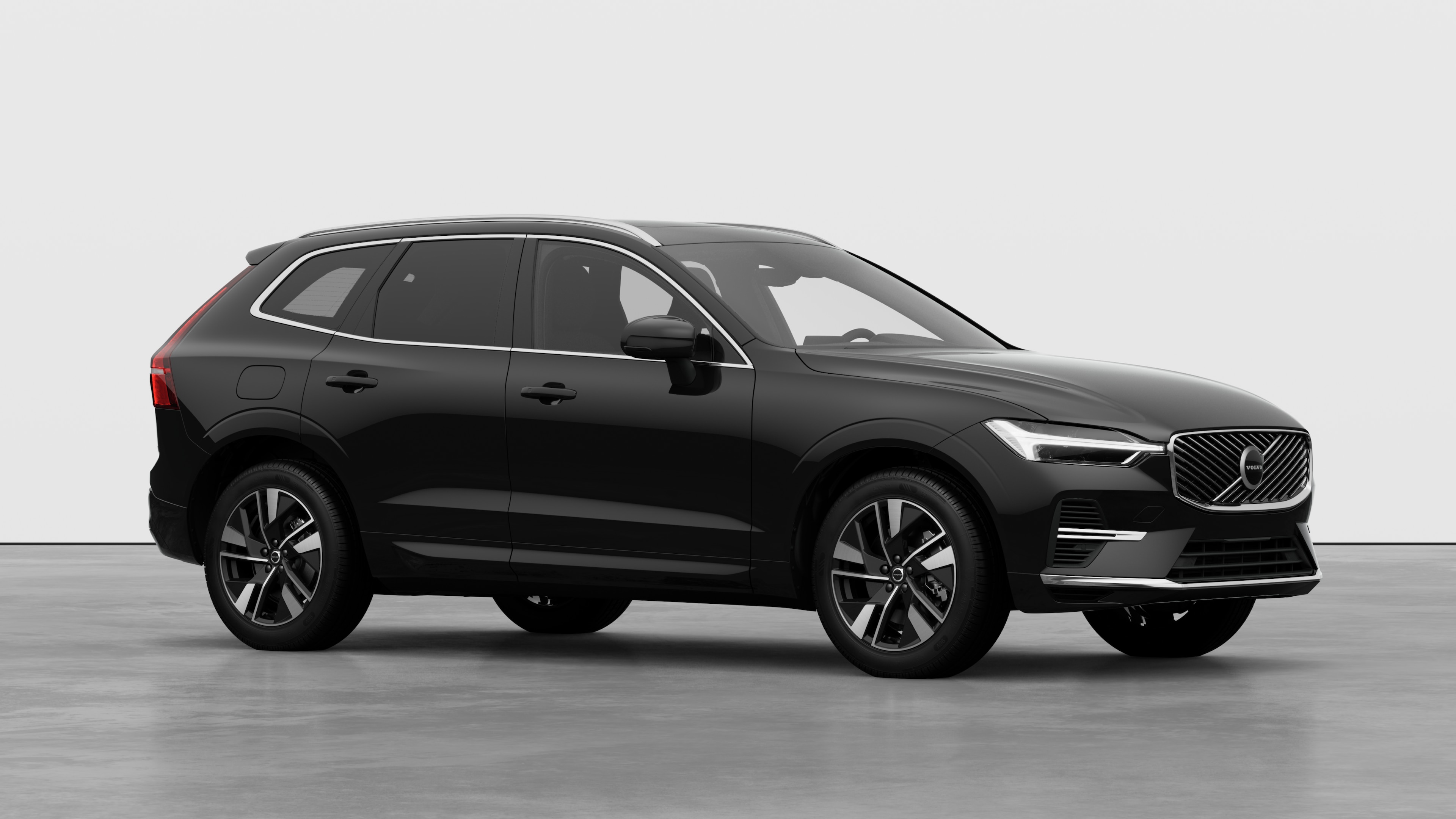 Exterior del vehículo Volvo, vista de tres cuartos en un fondo de estudio liso.