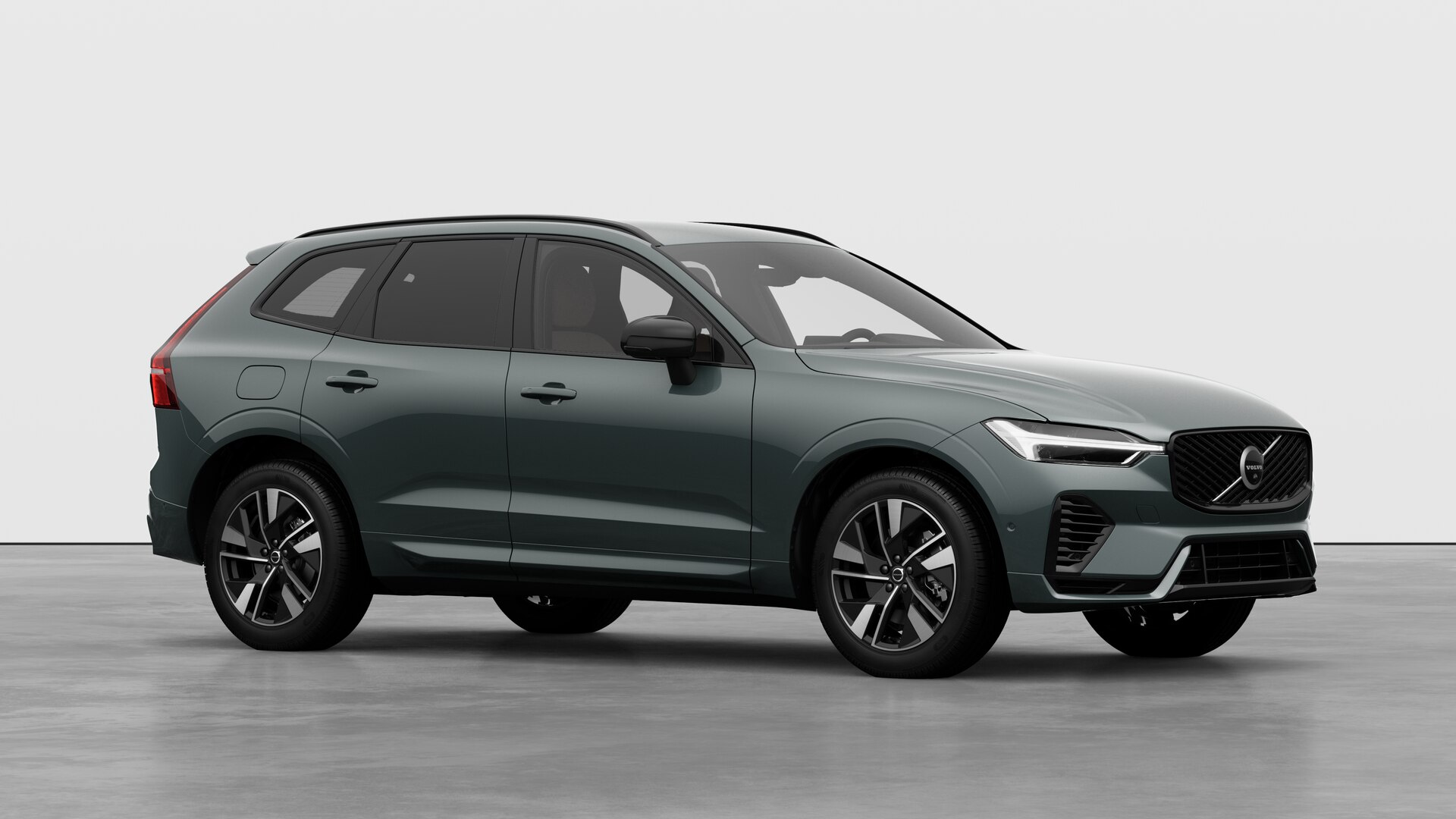 Extérieur d’une Volvo, vue de trois quarts sur un fond de studio uni.