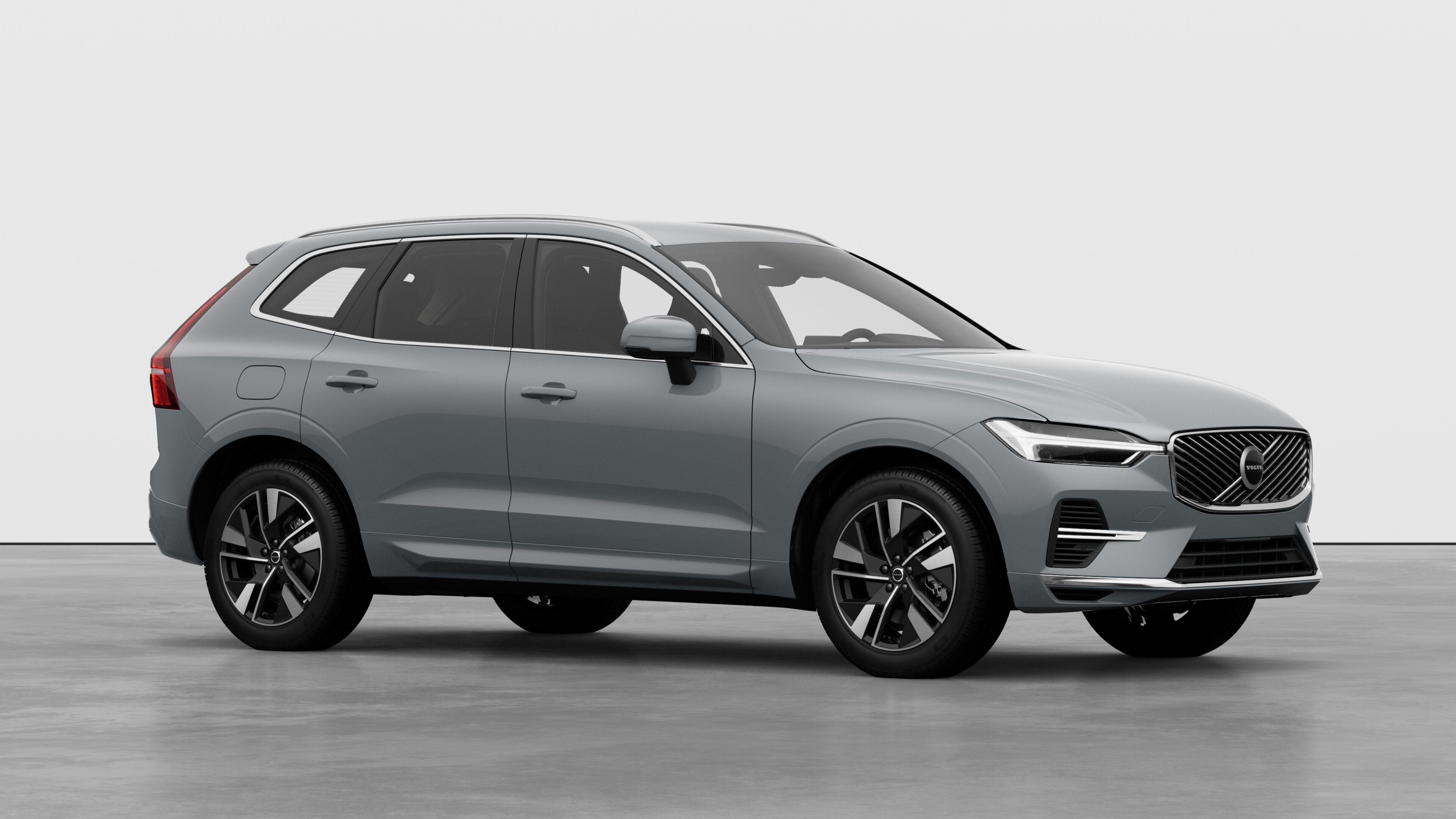 Екстериор на автомобил Volvo, изглед от три четвърти в обикновен студиен фон.