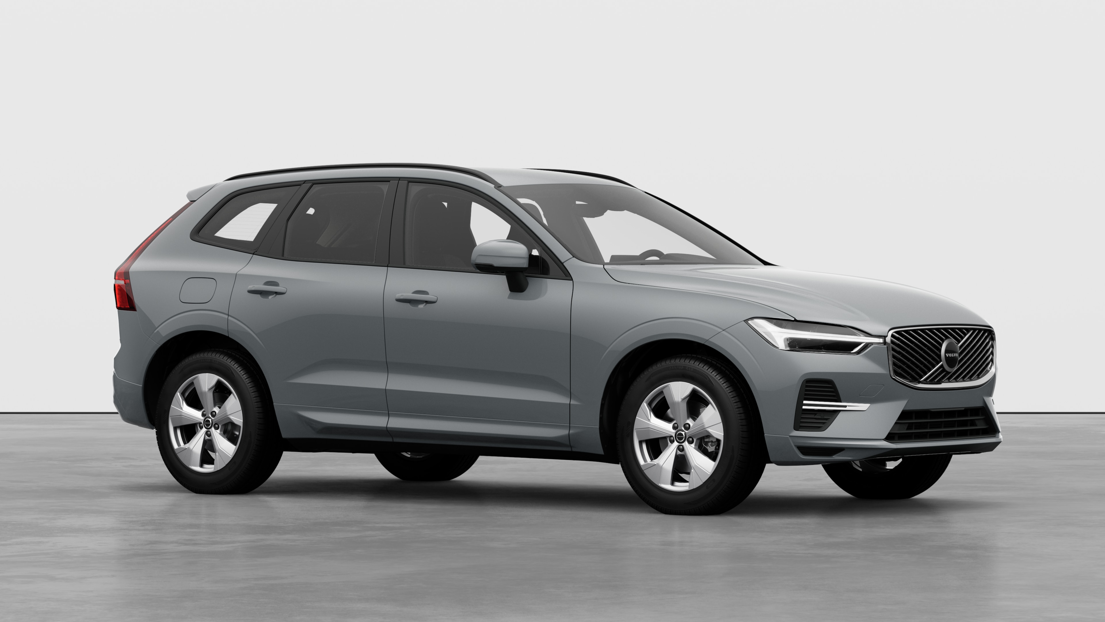 Esterno di un'auto Volvo, vista di tre quarti sullo sfondo di uno studio.