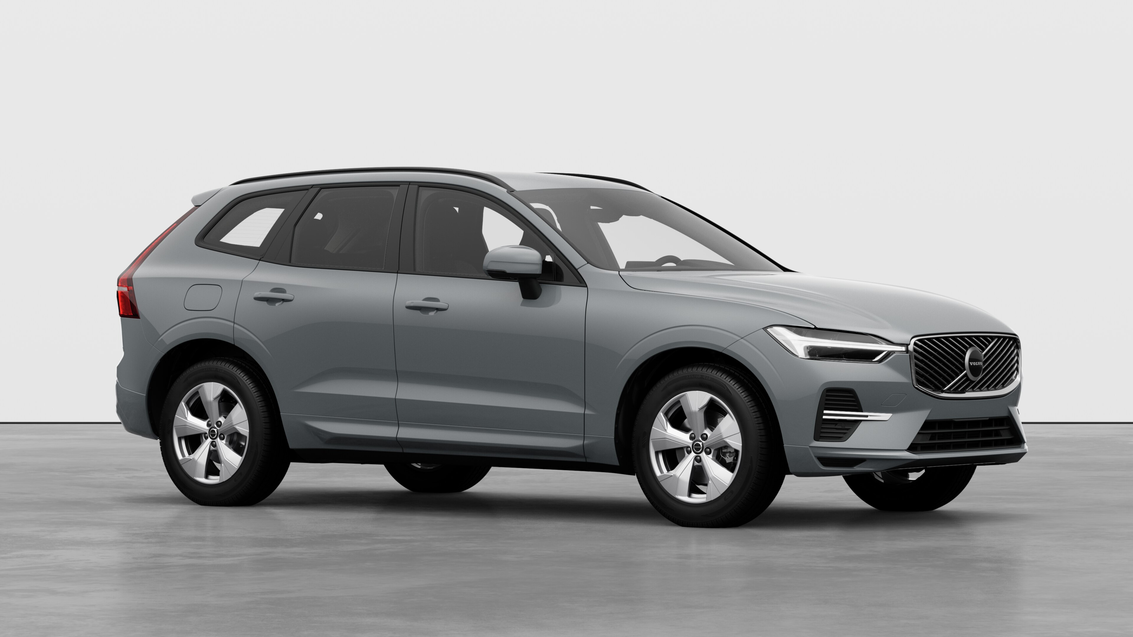 Екстериор на автомобил Volvo, изглед от три четвърти в обикновен студиен фон.