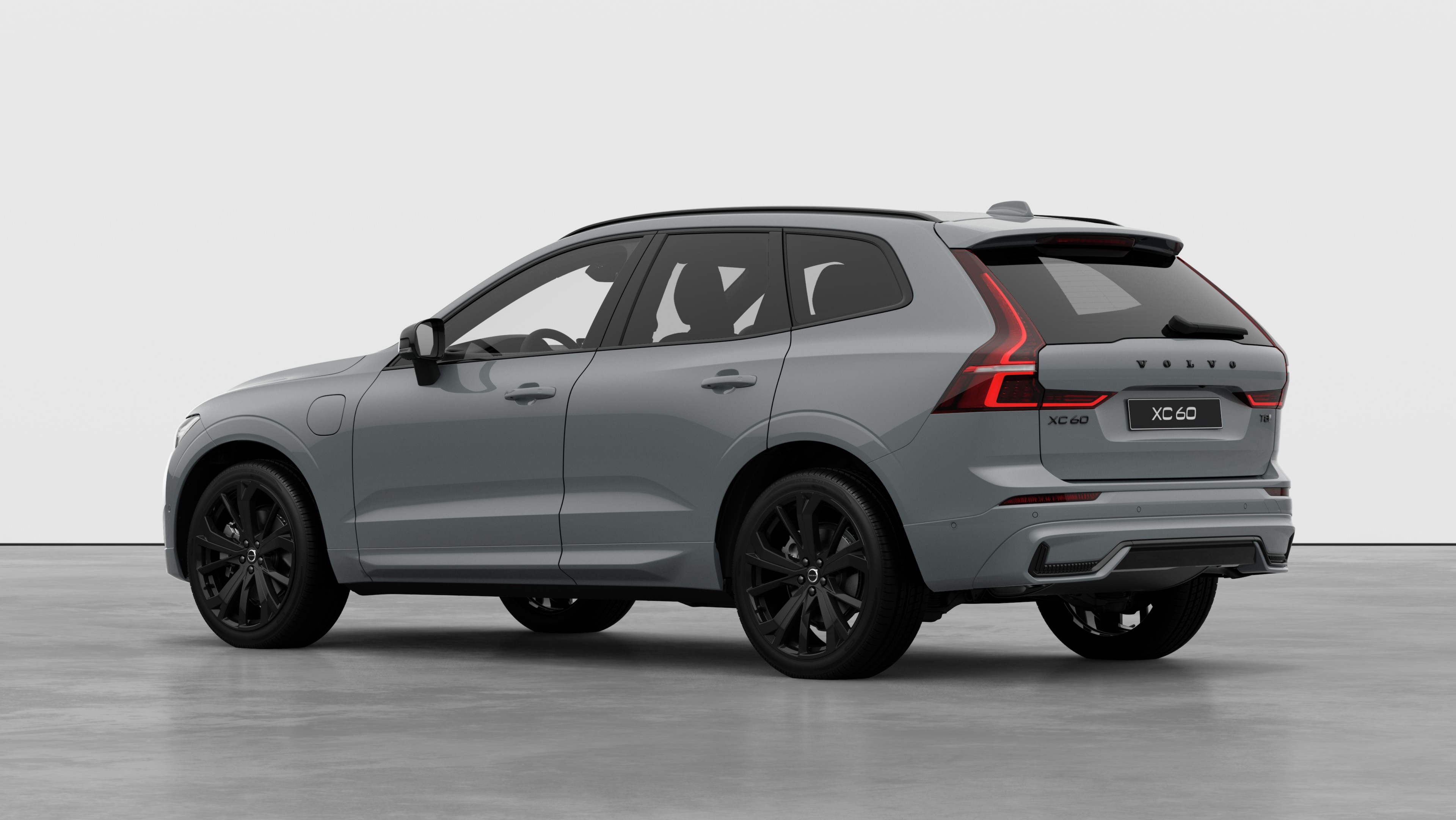 Dreiviertelansicht des Hecks eines Volvo in einem schlichten Studiohintergrund.