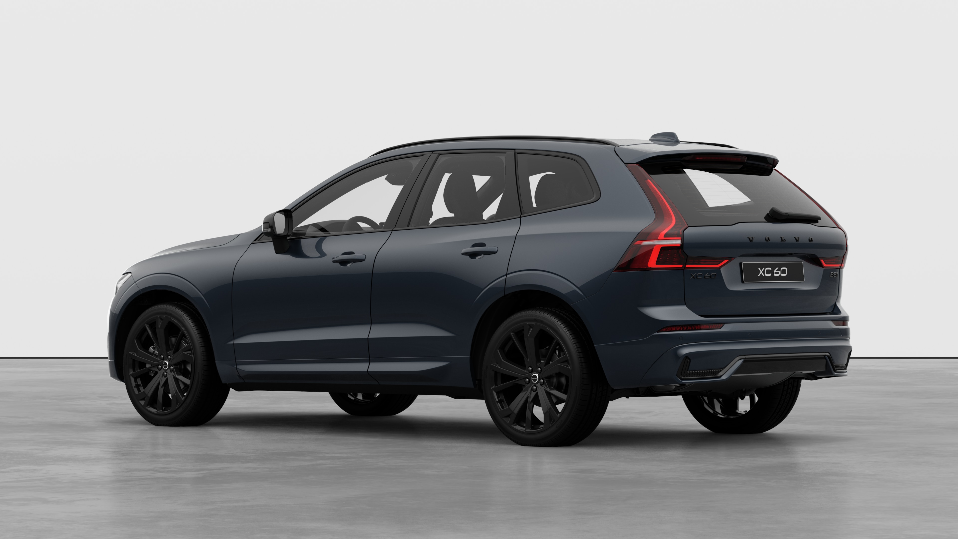 Dreiviertelansicht des Hecks eines Volvo in einem schlichten Studiohintergrund.