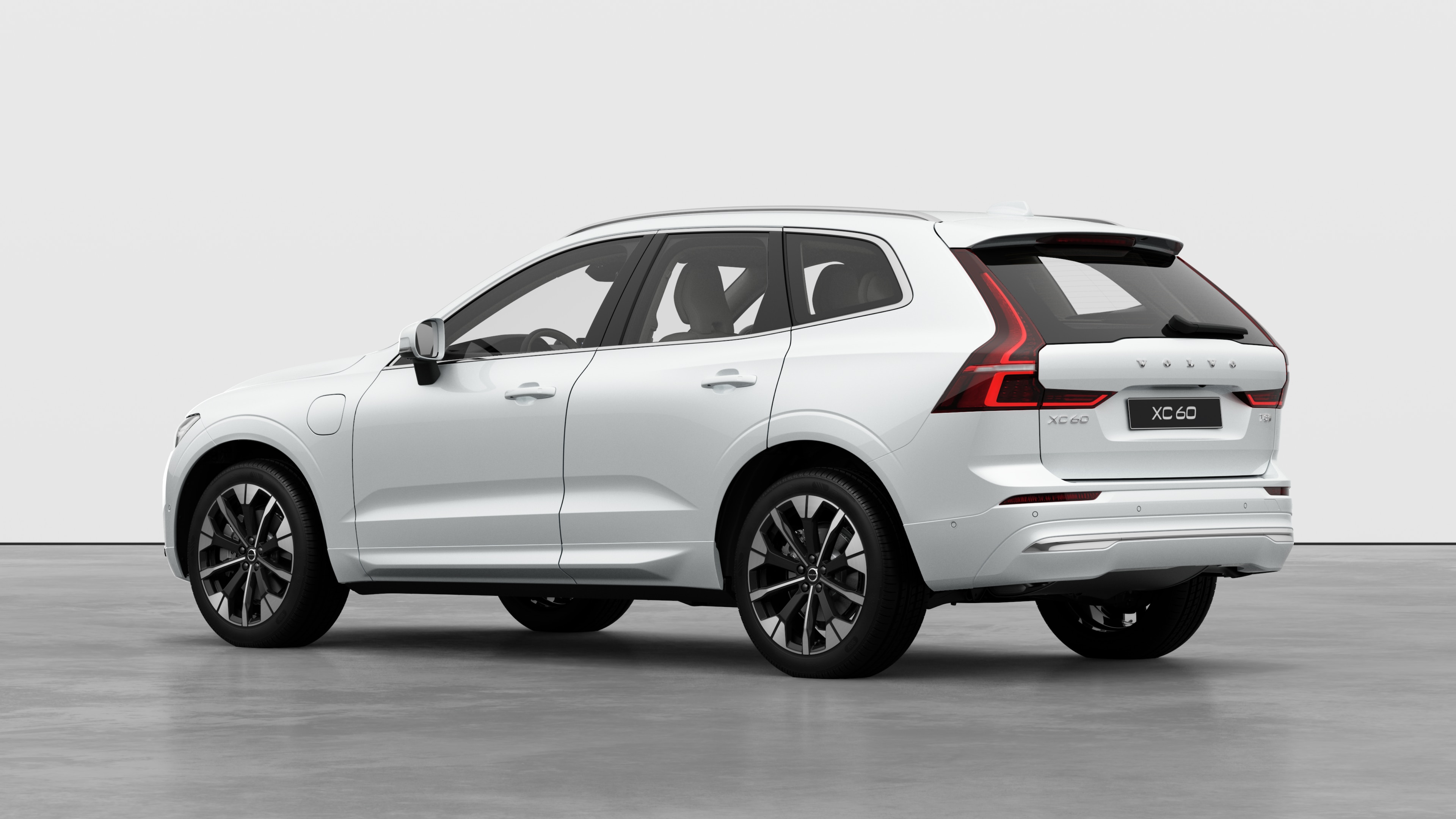 평범한 스튜디오 배경에서 볼보 자동차 후면 3/4 뷰.