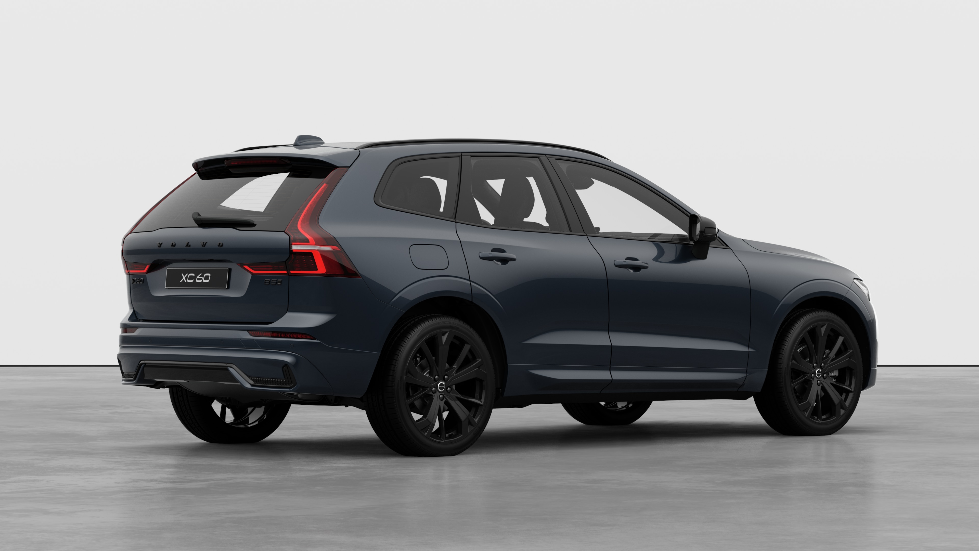 Dreiviertelansicht des Hecks eines Volvo auf einfarbigem Studiohintergrund.