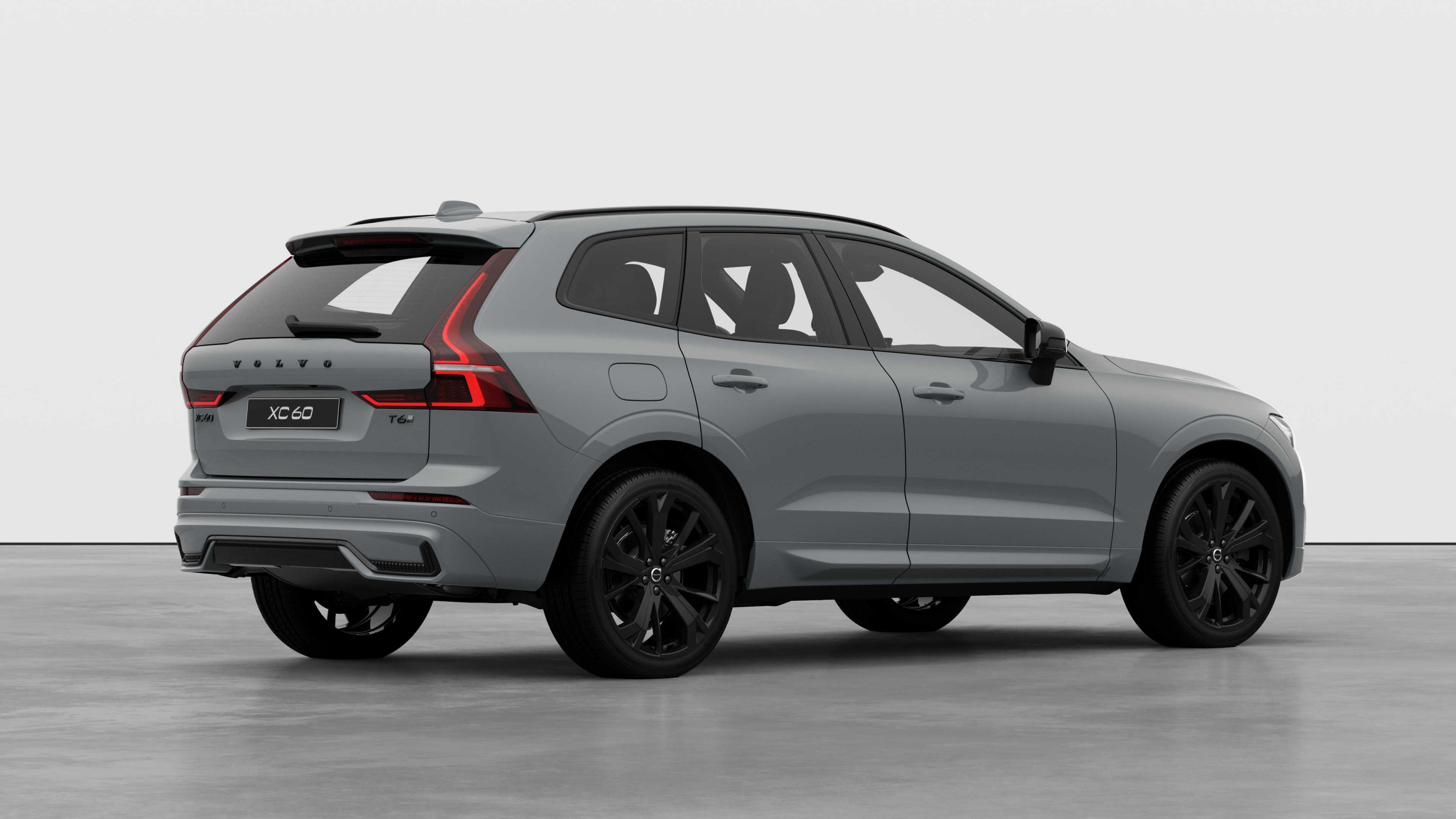 Dreiviertelansicht des Hecks eines Volvo auf einfarbigem Studiohintergrund.