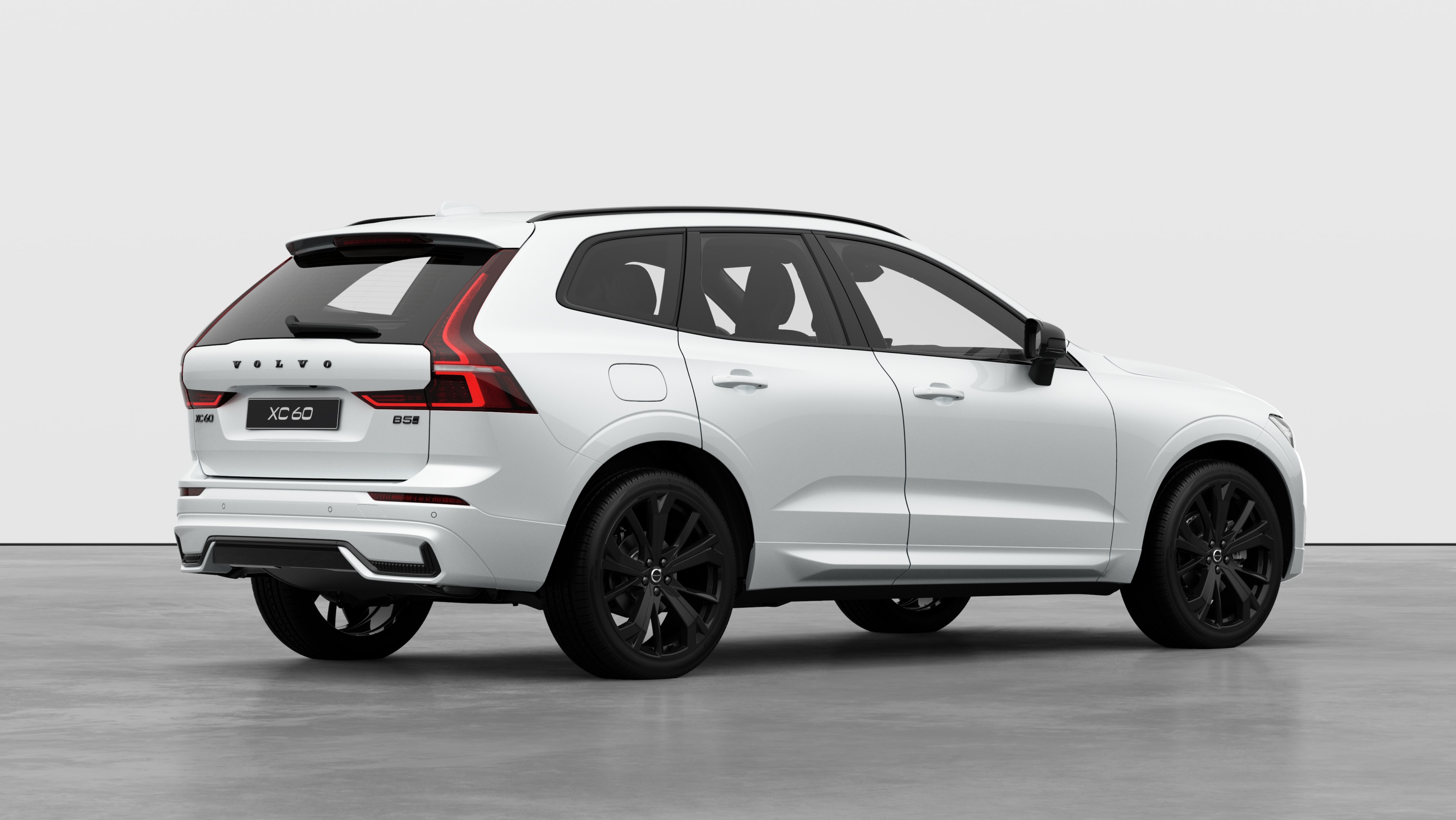 Dreiviertelansicht des Hecks eines Volvo auf einfarbigem Studiohintergrund.
