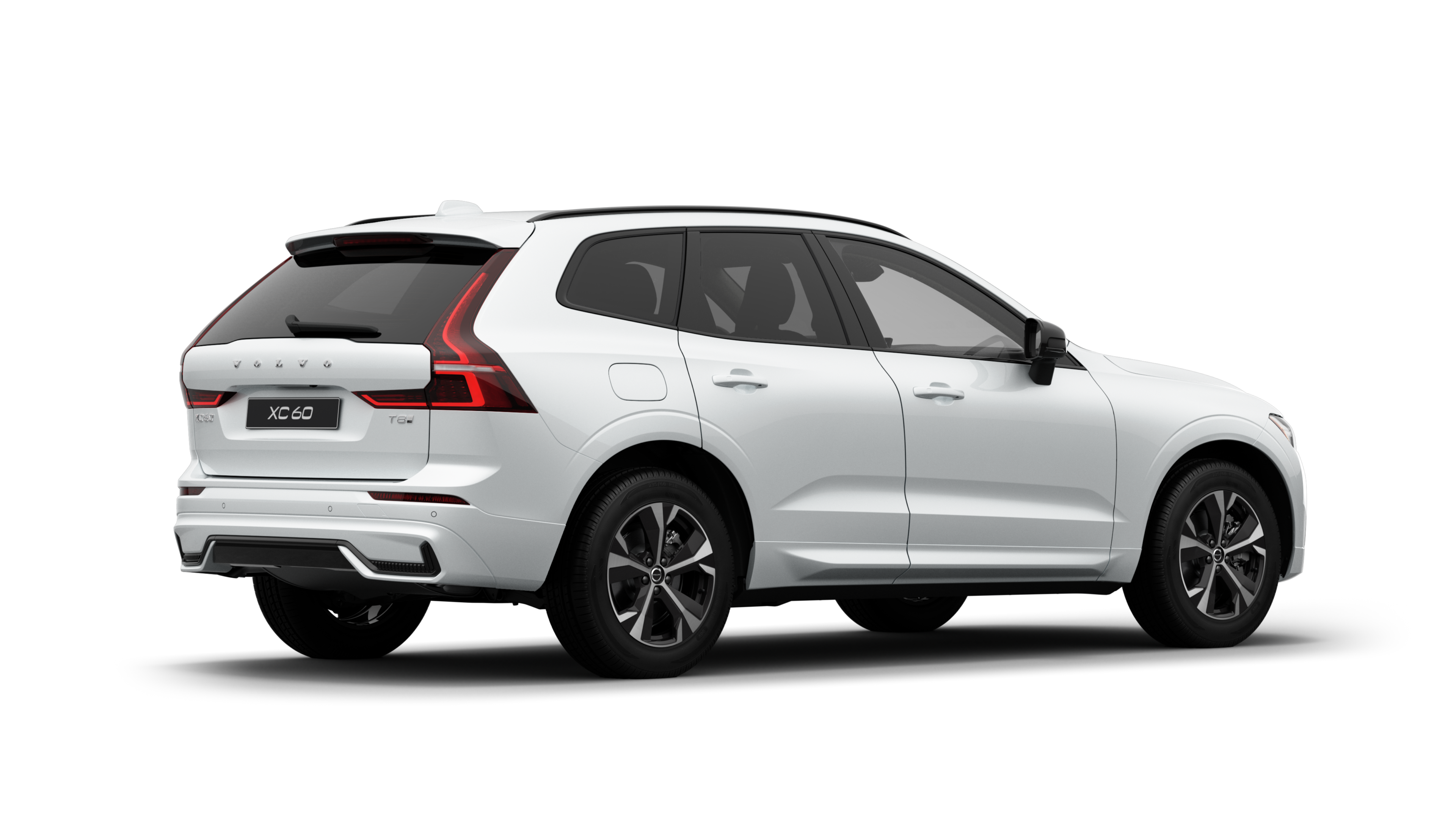 Vue de trois quarts de l’arrière d’une voiture Volvo sur un fond de studio uni.