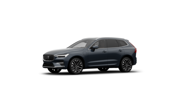 Driekwart aanzicht van de buitenkant van een Volvo in een effen studioachtergrond.