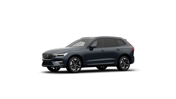 Dreiviertelansicht des Volvo Fahrzeugs vor dem Hintergrund eines schlichten Studios.