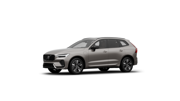 Εξωτερική άποψη τριών τετάρτων ενός αυτοκινήτου Volvo σε απλό φόντο στούντιο.