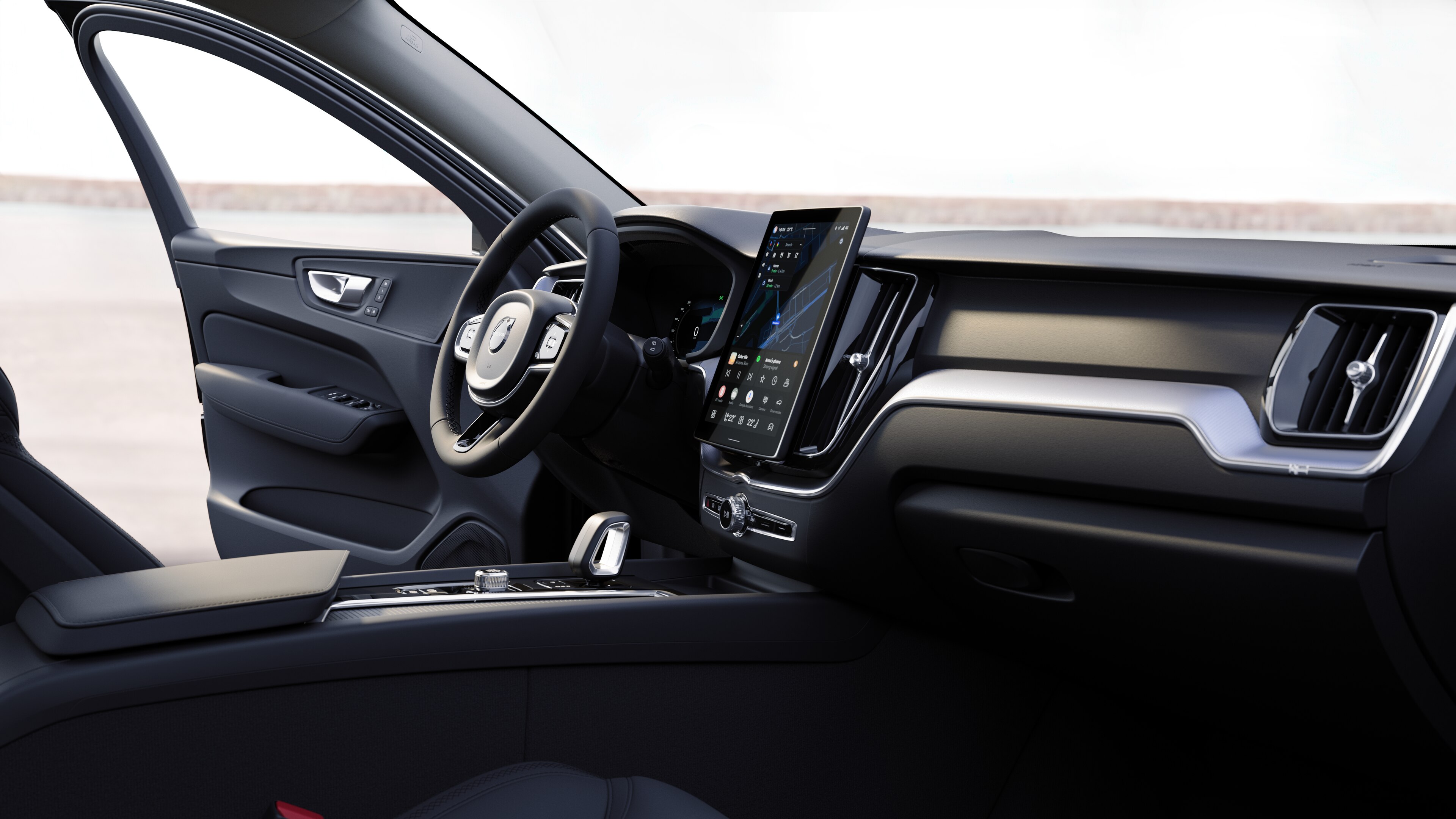 Interior del vehículo Volvo que muestra el salpicadero, el volante y la consola central con pantalla digital en un fondo de carretera abierta.