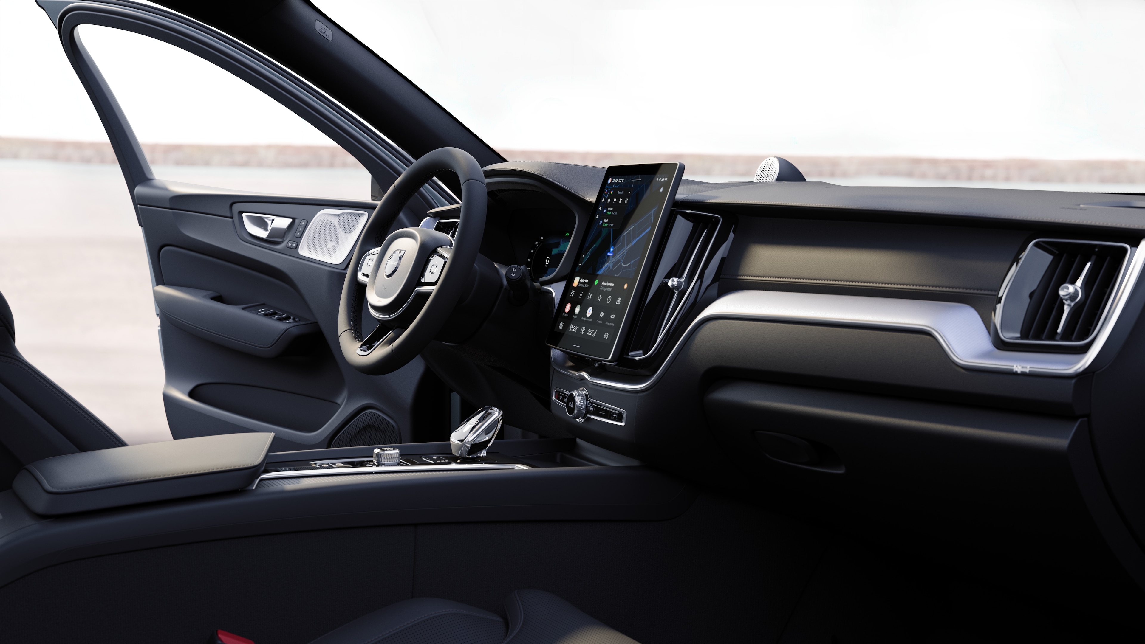 Innenraum eines Volvo mit Armaturenbrett, Lenkrad und Mittelkonsole mit Digitalanzeige vor dem Hintergrund der offenen Straße.