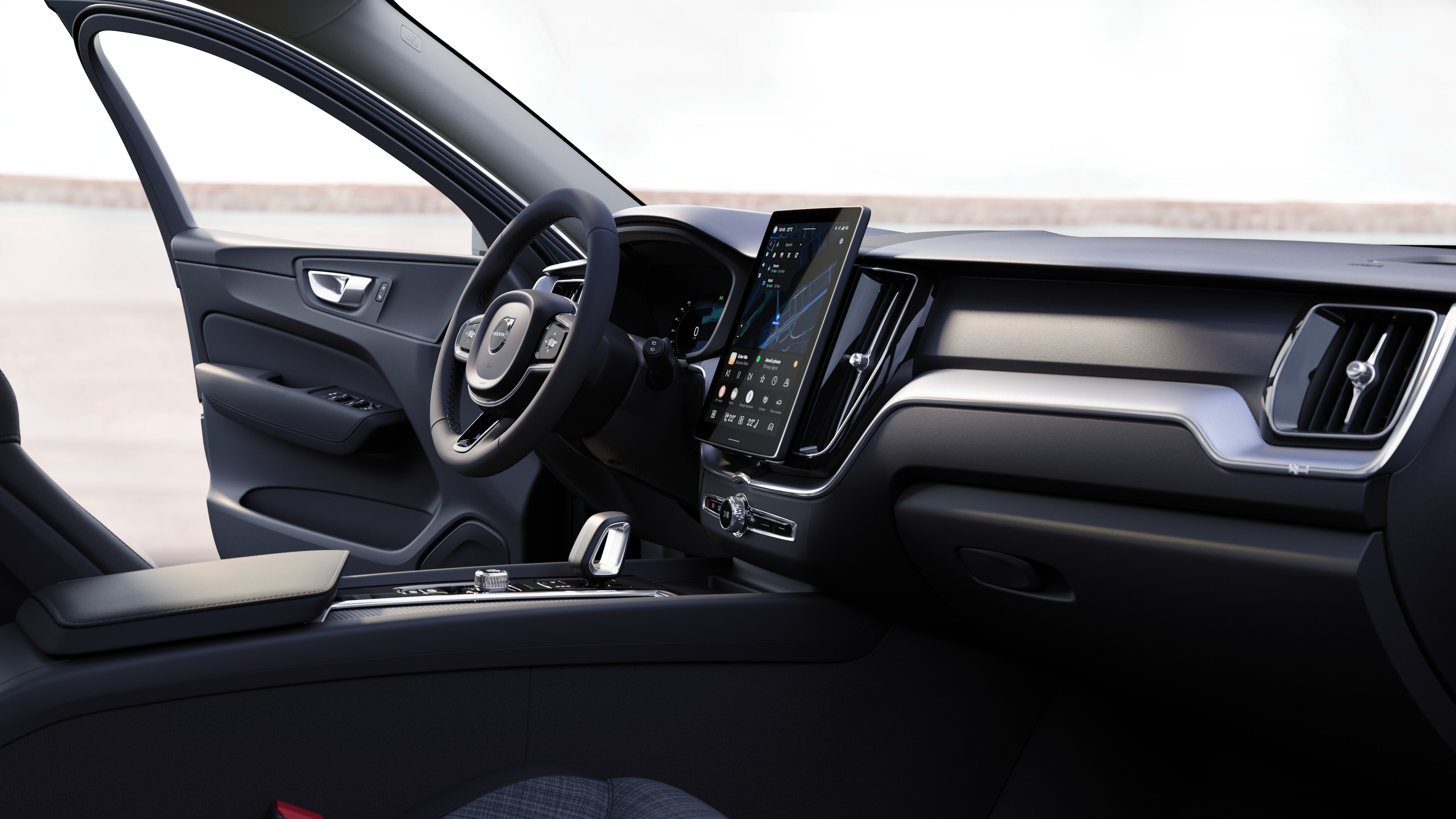Το εσωτερικό ενός αυτοκινήτου Volvo όπου φαίνονται το ταμπλό, το τιμόνι και η κεντρική κονσόλα, με ψηφιακή οθόνη σε φόντο ανοιχτό δρόμο.