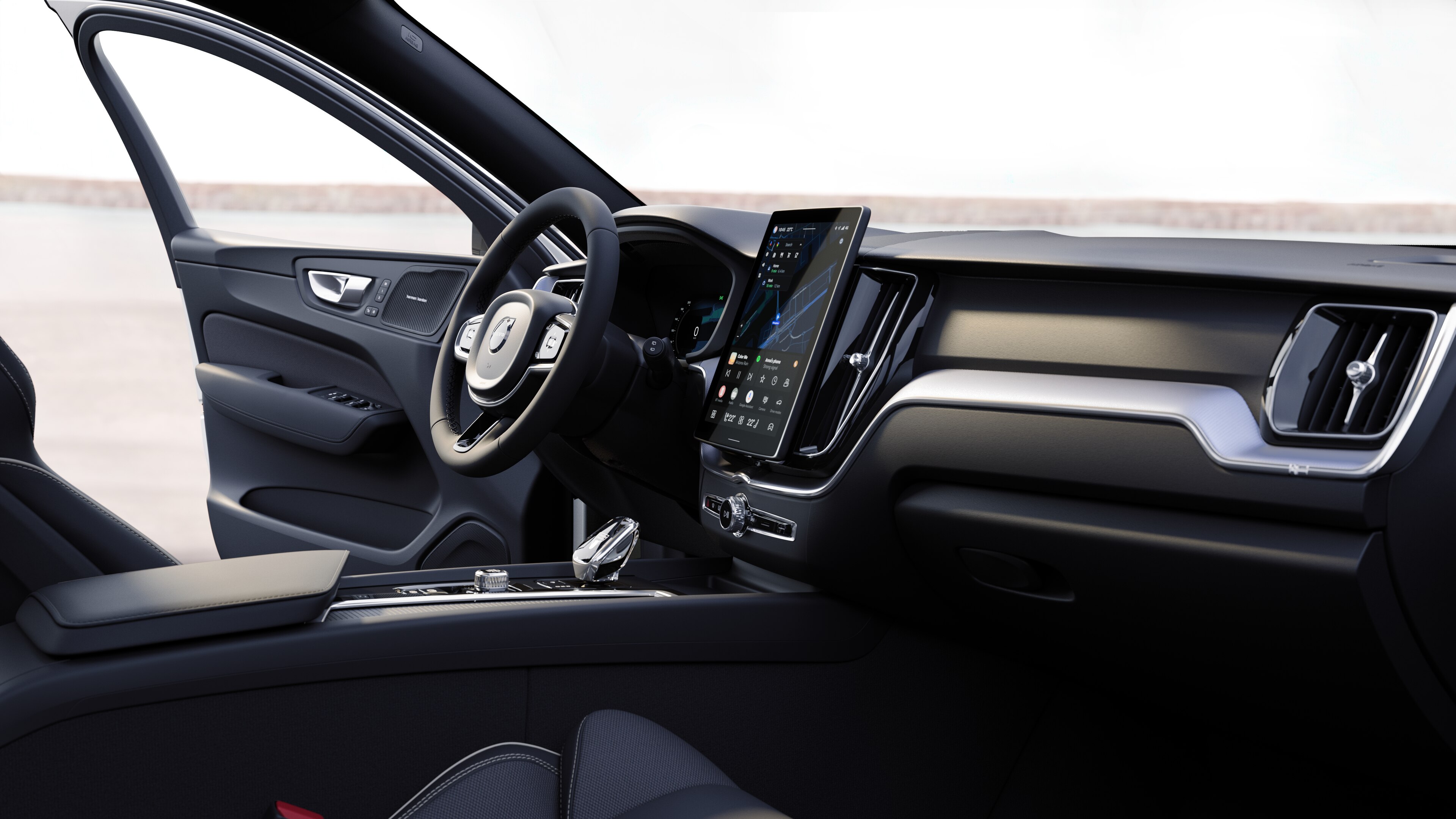 Innenraum eines Volvo mit Armaturenbrett, Lenkrad und Mittelkonsole mit Digitalanzeige vor dem Hintergrund der offenen Straße.