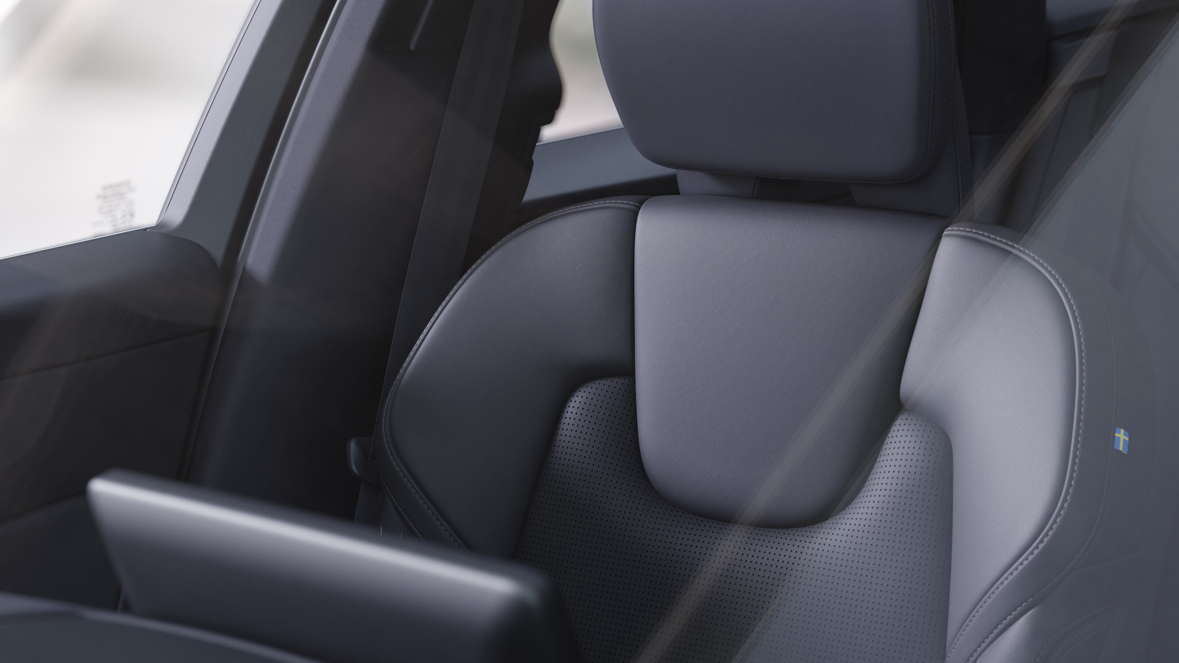 תא הנוסעים של מכונית וולוו מציג את המושבים הקדמיים והאחוריים, גלגל ההגה, לוח המחוונים והקונסולה המרכזית על רקע סטודיו רגיל.