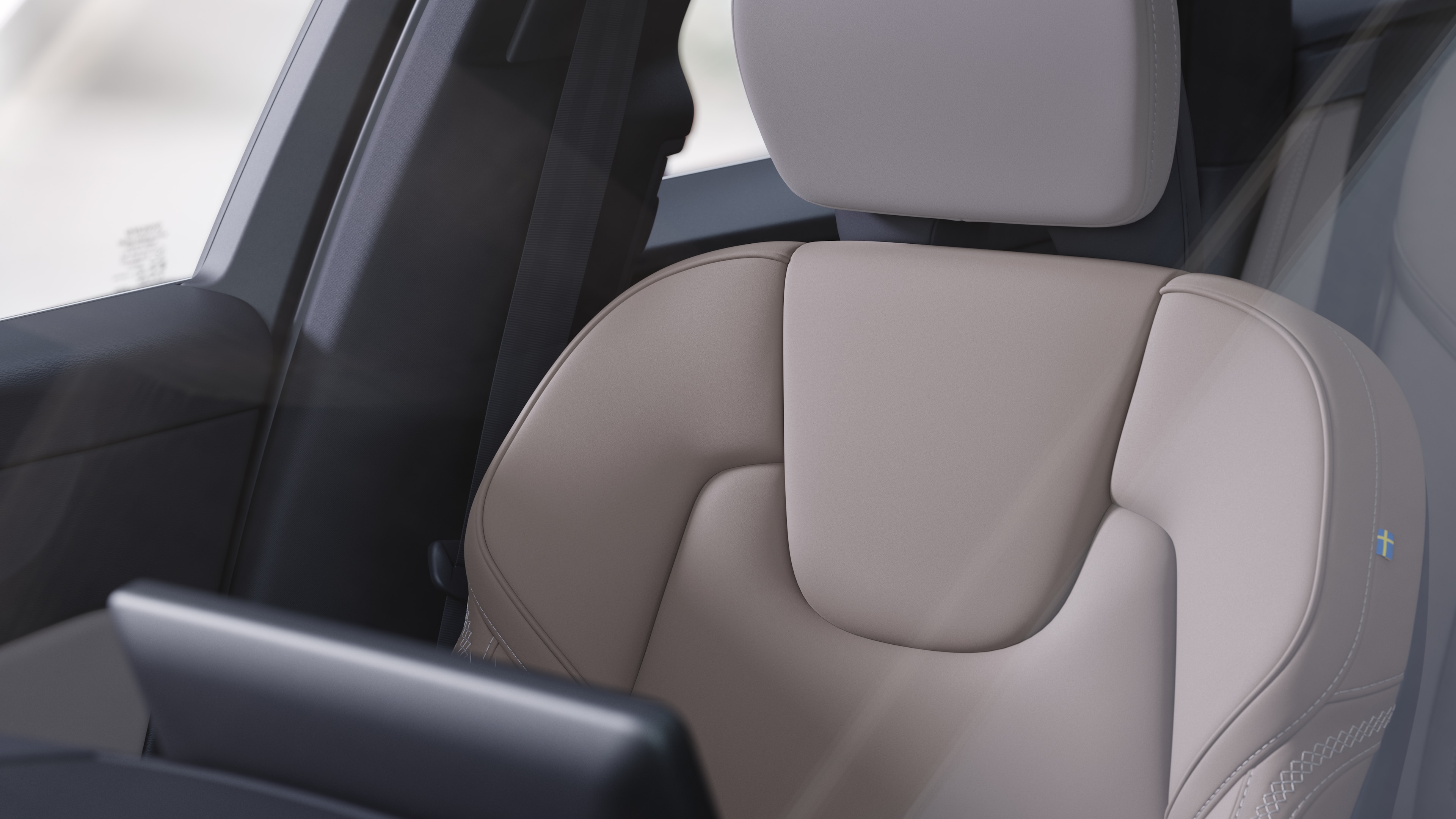 평범한 스튜디오 배경에 앞좌석 및 뒷좌석 조수석, 스티어링 휠, 대시보드 및 센터 콘솔을 보여주는 볼보 자동차 내부.