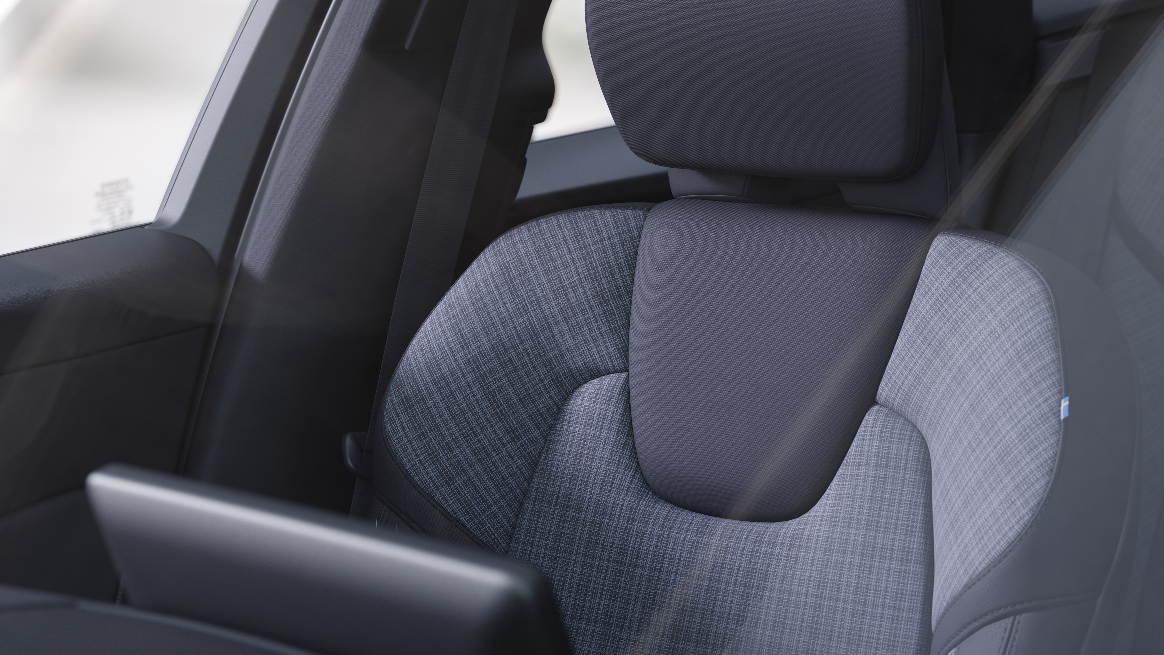 Wnętrze samochodu Volvo z przednimi i tylnymi siedzeniami pasażerów, kierownicą, deską rozdzielczą i konsolą środkową na tle zwykłego studia.