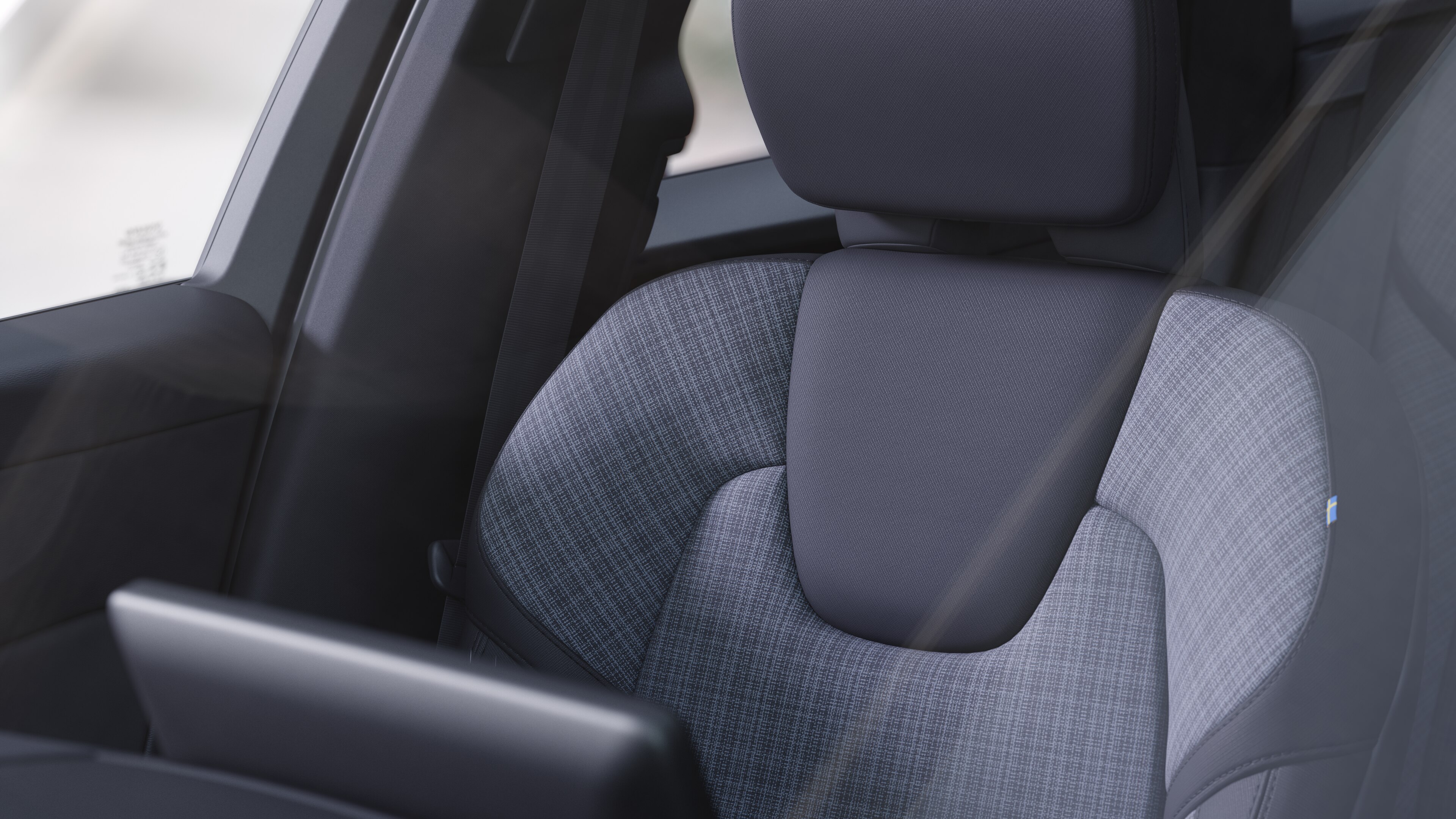 Interior del vehículo Volvo que muestra los asientos delanteros y traseros de los pasajeros, el volante, el salpicadero y la consola central sobre un fondo de estudio liso.