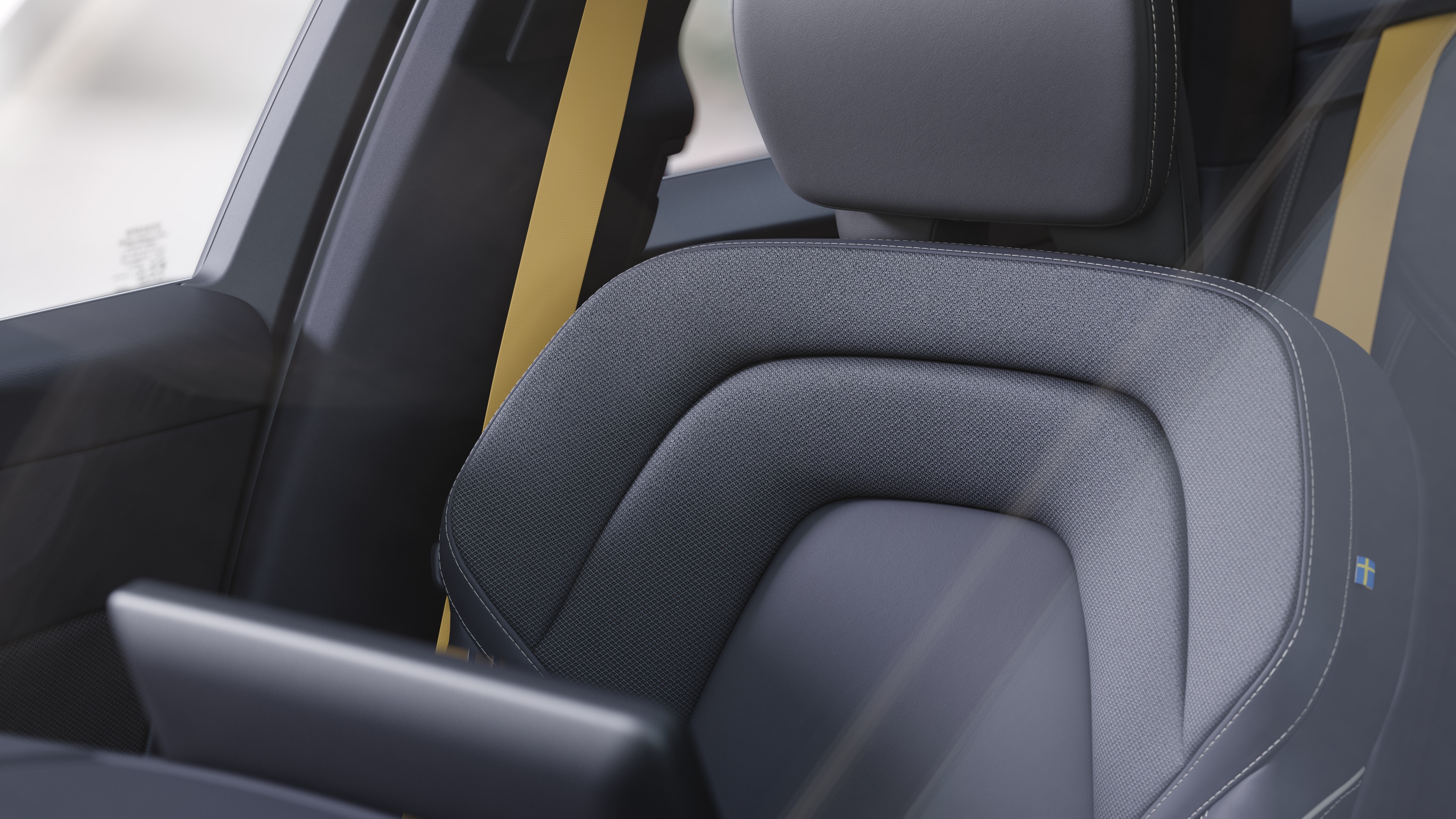 L’intérieur d’une voiture Volvo montrant les sièges passagers avant et arrière, le volant, le tableau de bord et la console centrale sur un fond de studio uni.