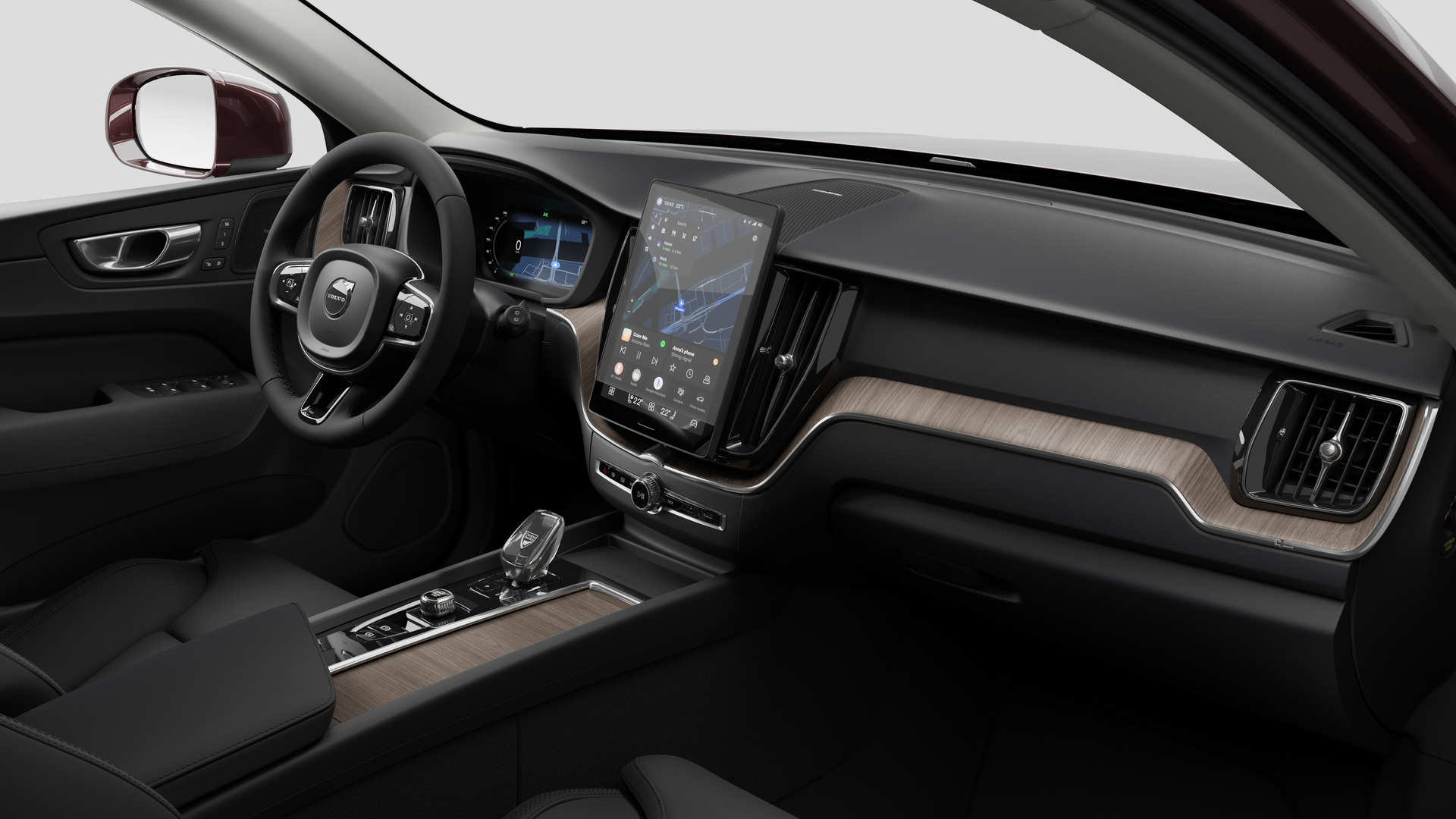 Vista interna di un'auto Volvo che mostra il cruscotto, il volante, la console centrale e lo schermo digitale sullo sfondo di uno studio.