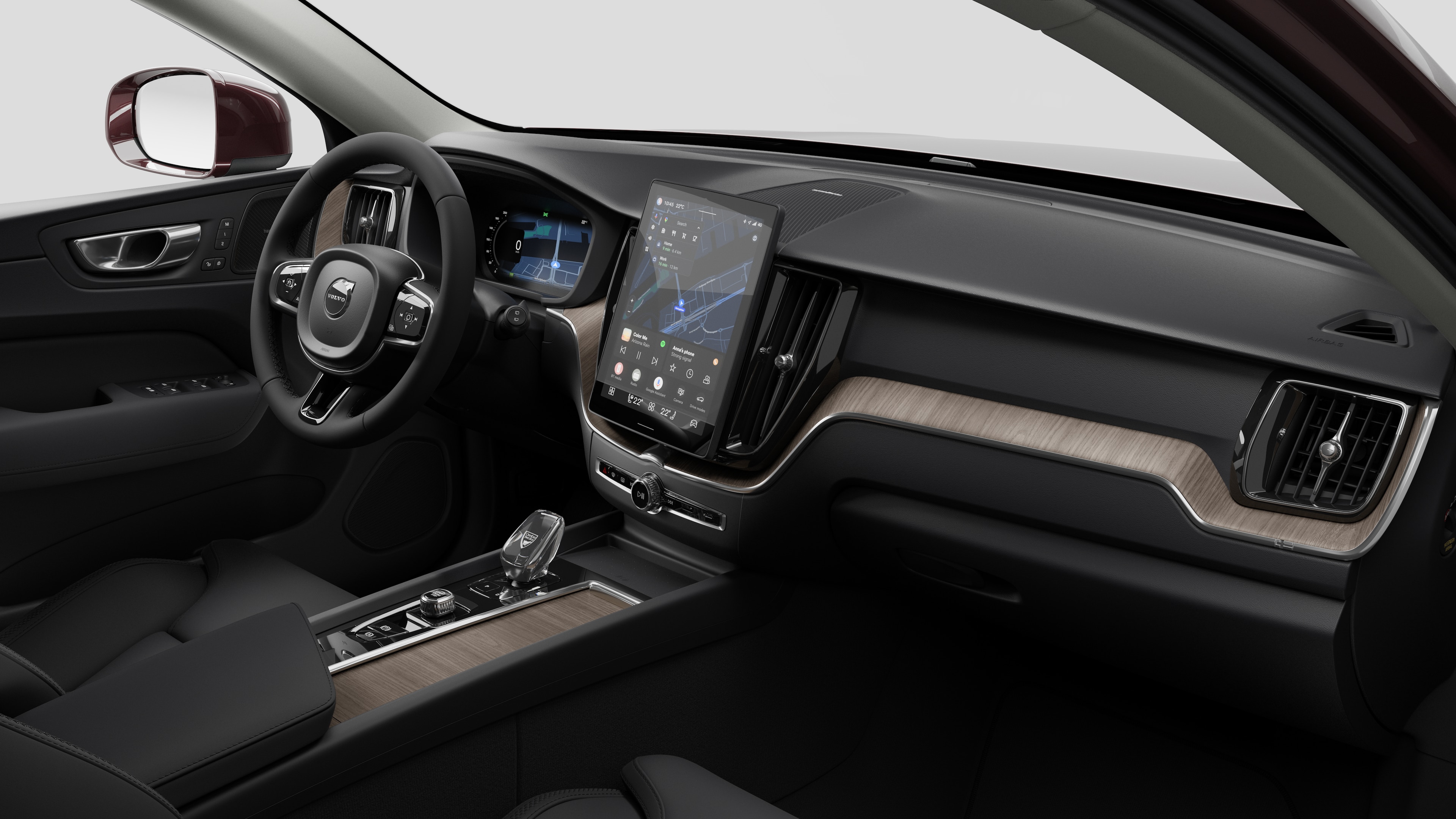 Vista interna di un'auto Volvo che mostra il cruscotto, il volante, la console centrale e lo schermo digitale sullo sfondo di uno studio.