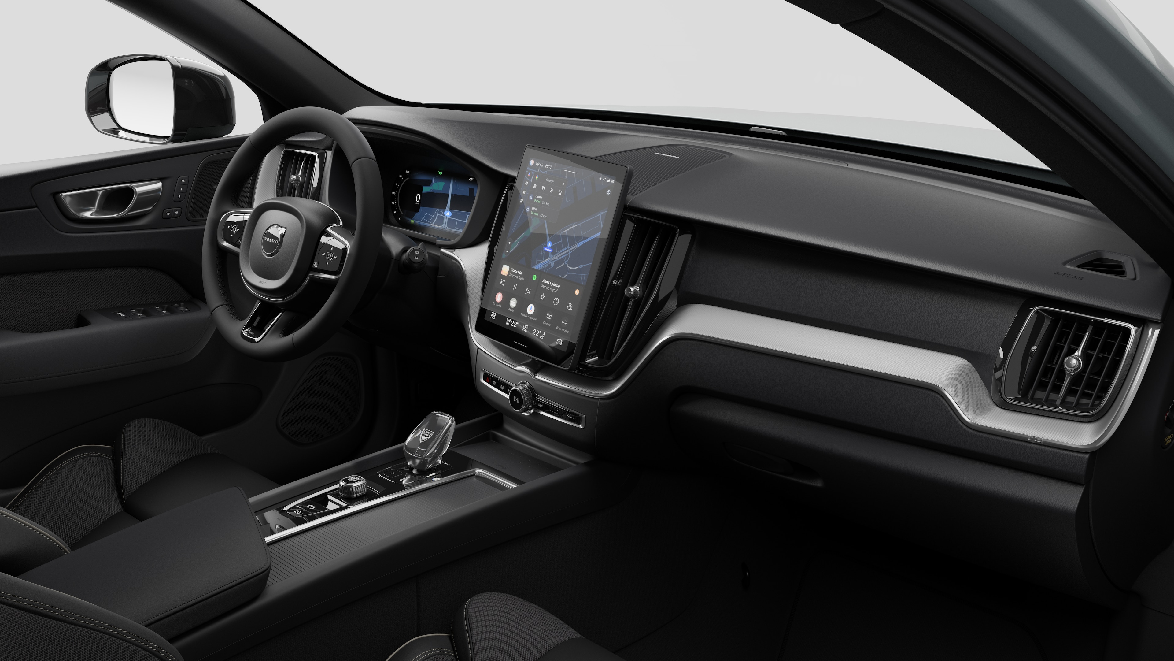 Innenansicht eines Volvo mit Armaturenbrett, Lenkrad, Mittelkonsole und digitalem Bildschirm in einem schlichten Studiohintergrund.