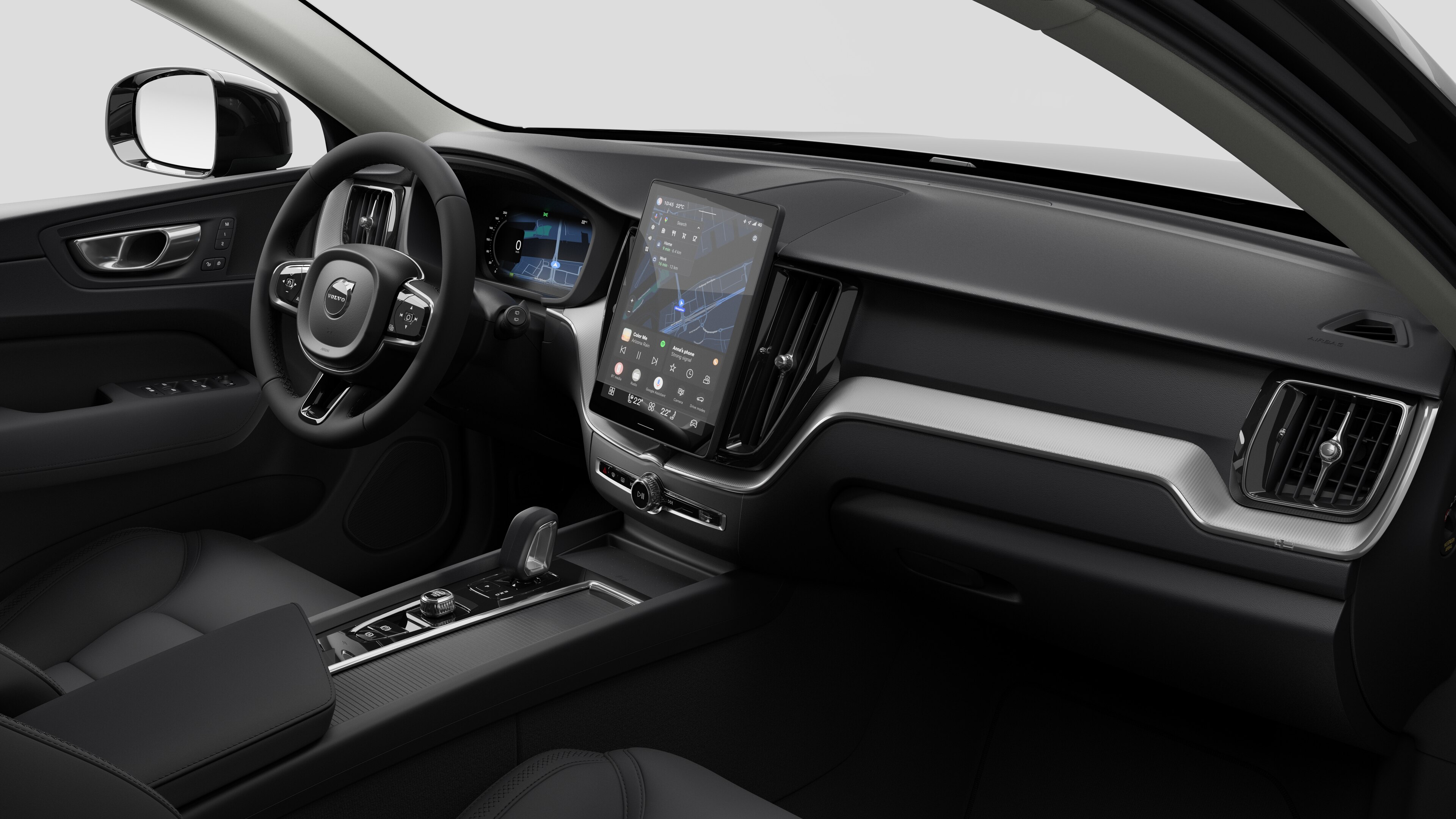 Vista interior de un vehículo Volvo que muestra el salpicadero, el volante, la consola central y la pantalla de visualización digital en un fondo de estudio liso.