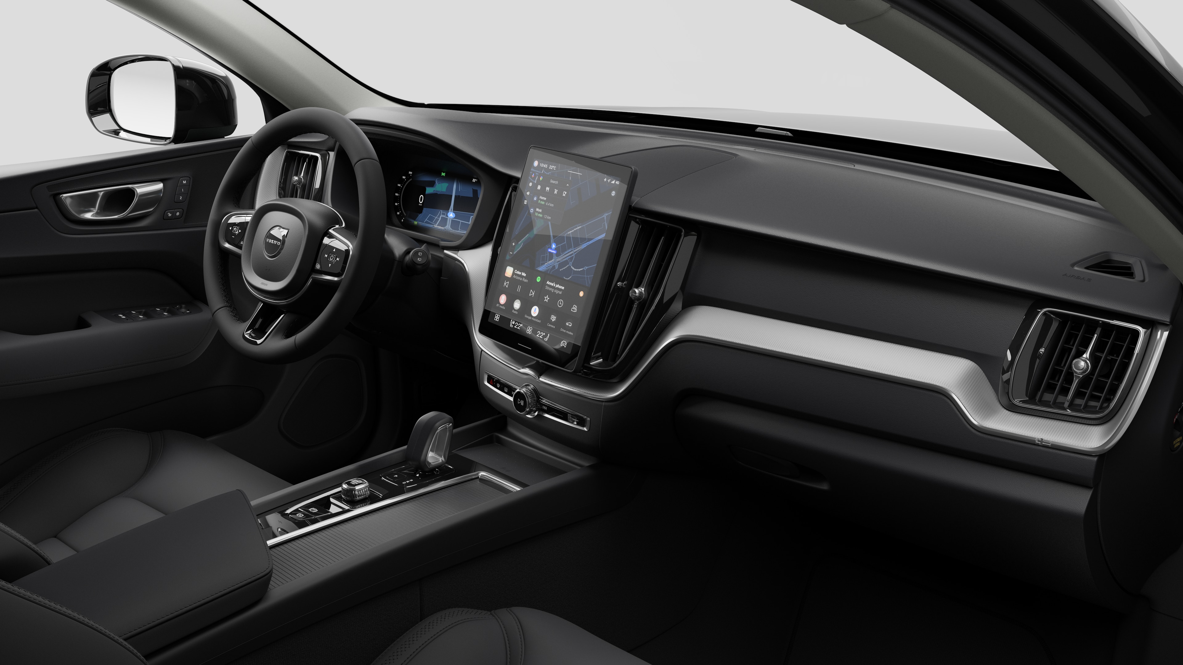 Vista interior de un vehículo Volvo que muestra el salpicadero, el volante, la consola central y la pantalla de visualización digital en un fondo de estudio liso.