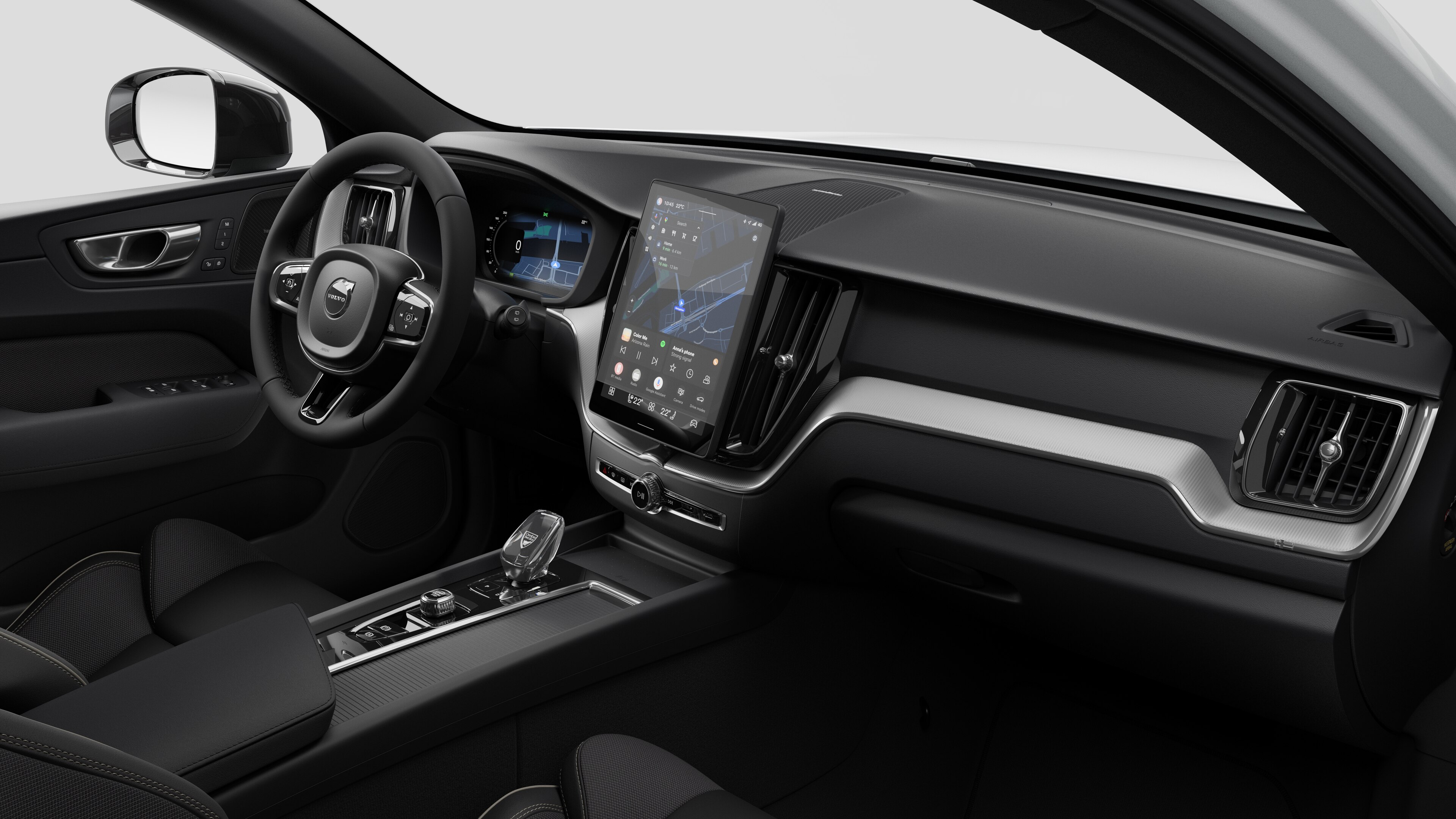 Innenansicht eines Volvo mit Armaturenbrett, Lenkrad, Mittelkonsole und digitalem Bildschirm in einem schlichten Studiohintergrund.