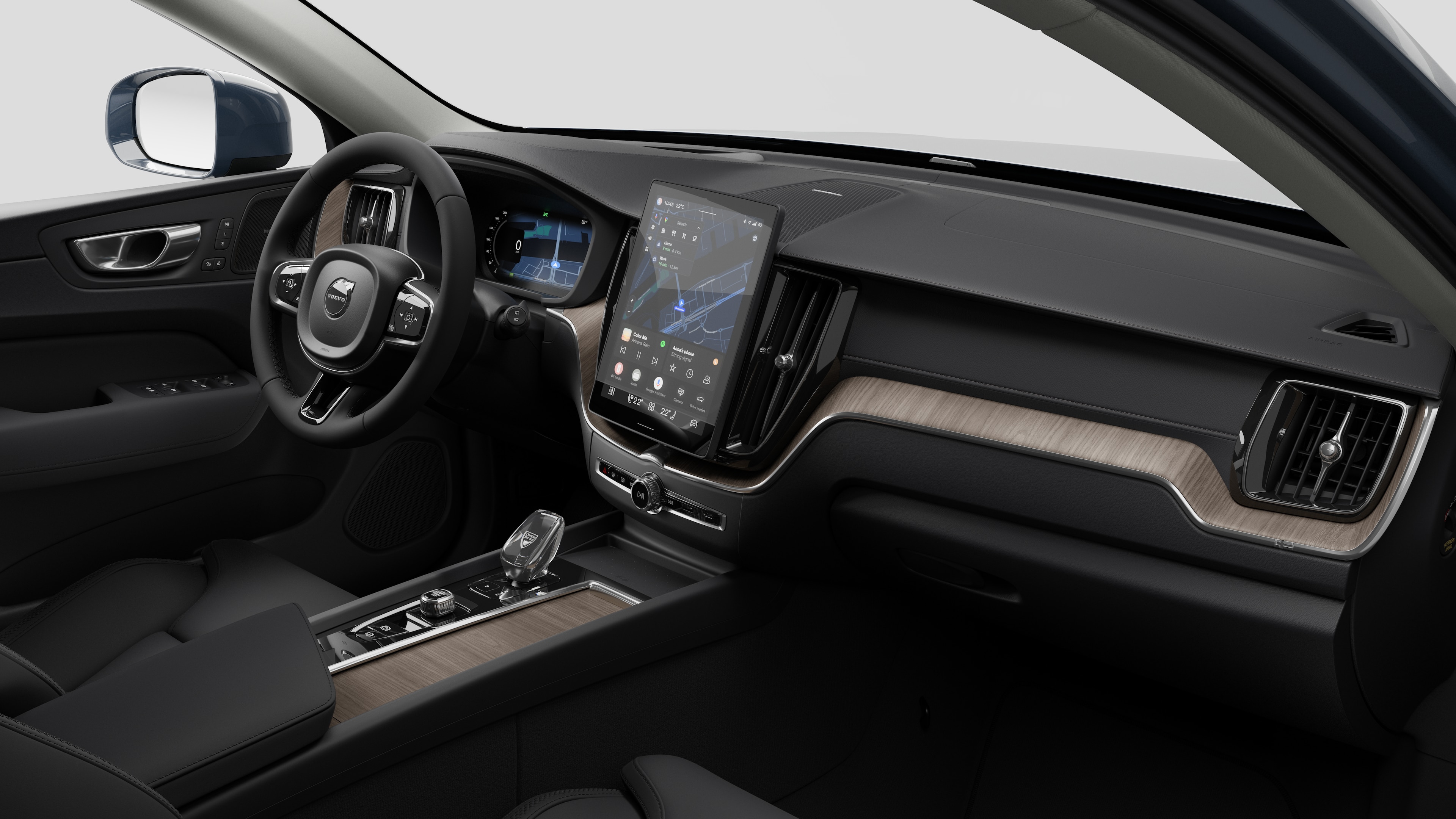 Vista interna di un'auto Volvo che mostra il cruscotto, il volante, la console centrale e lo schermo digitale sullo sfondo di uno studio.
